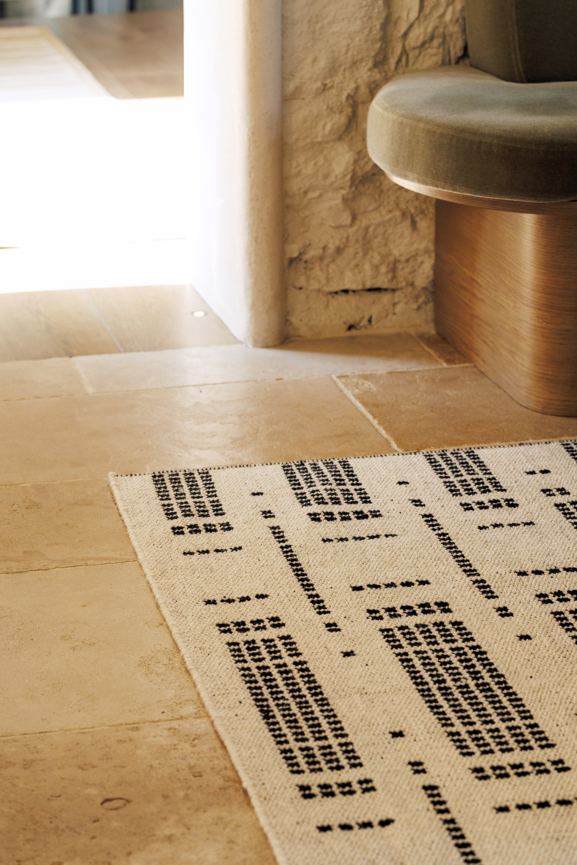 White wool and cotton rug with a black geometric pattern inspired by the Manhattan skyline at night