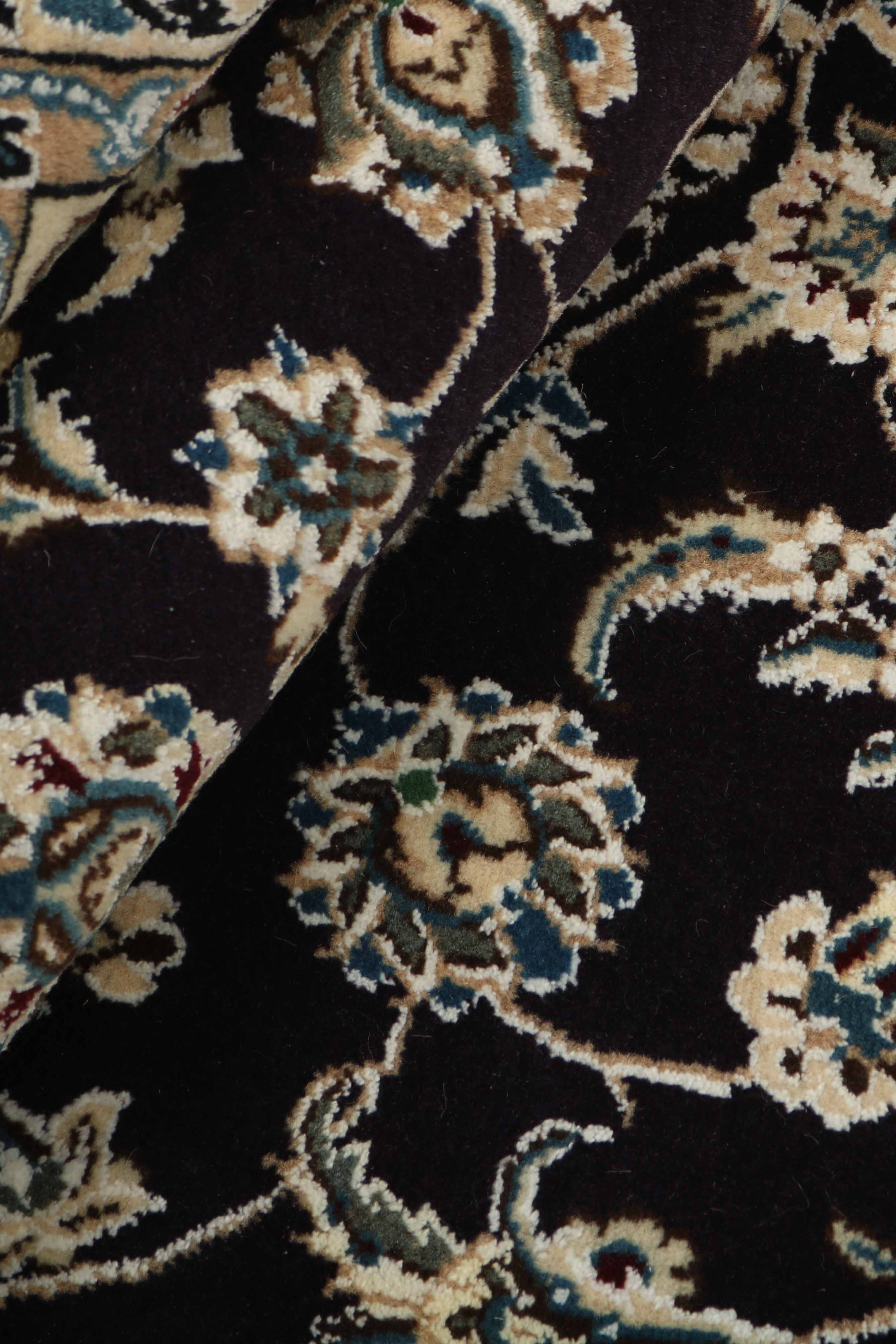 Traditional luxury Nain 9 LA rug in with black centre medallion