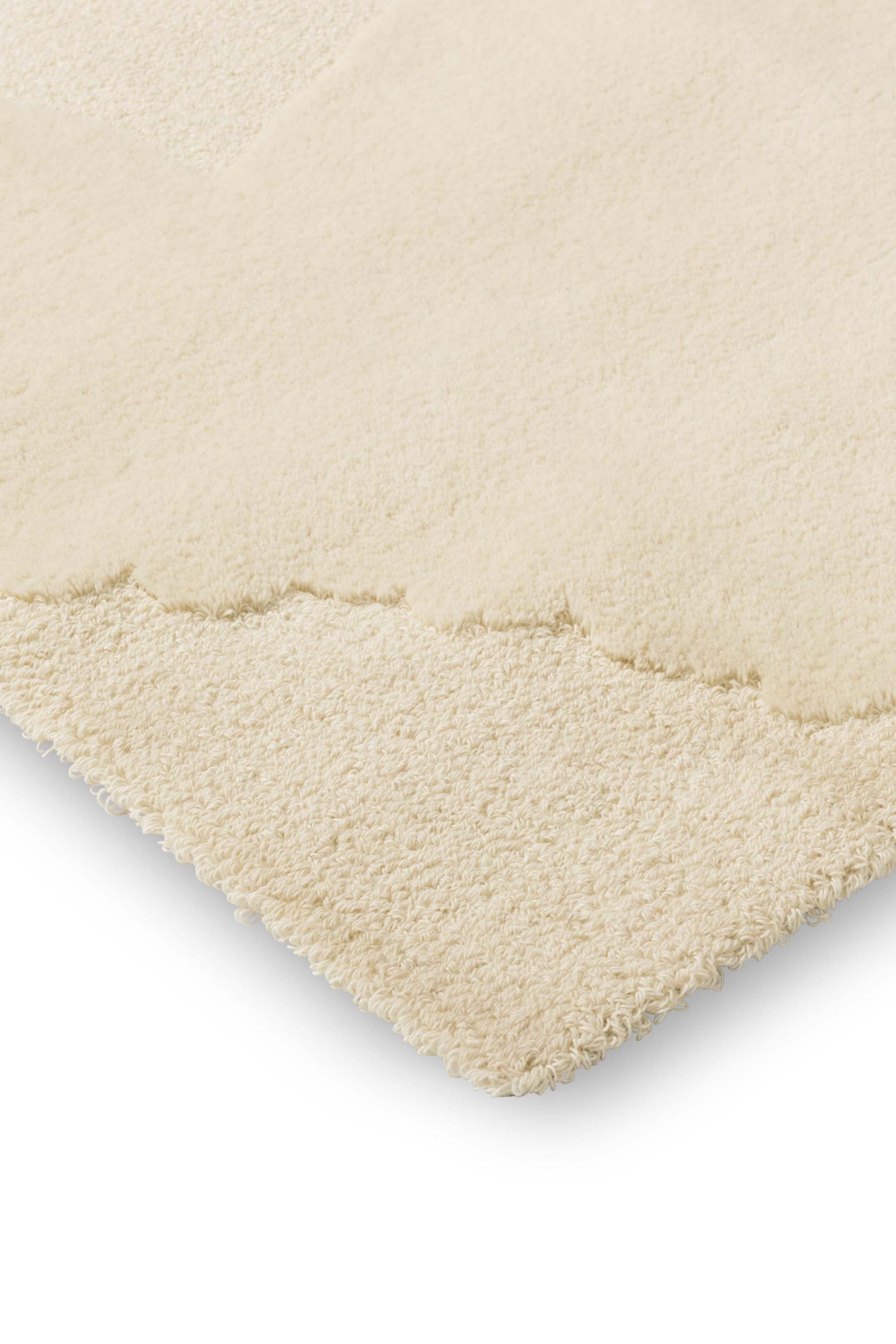 Plain rug with cream floral pattern