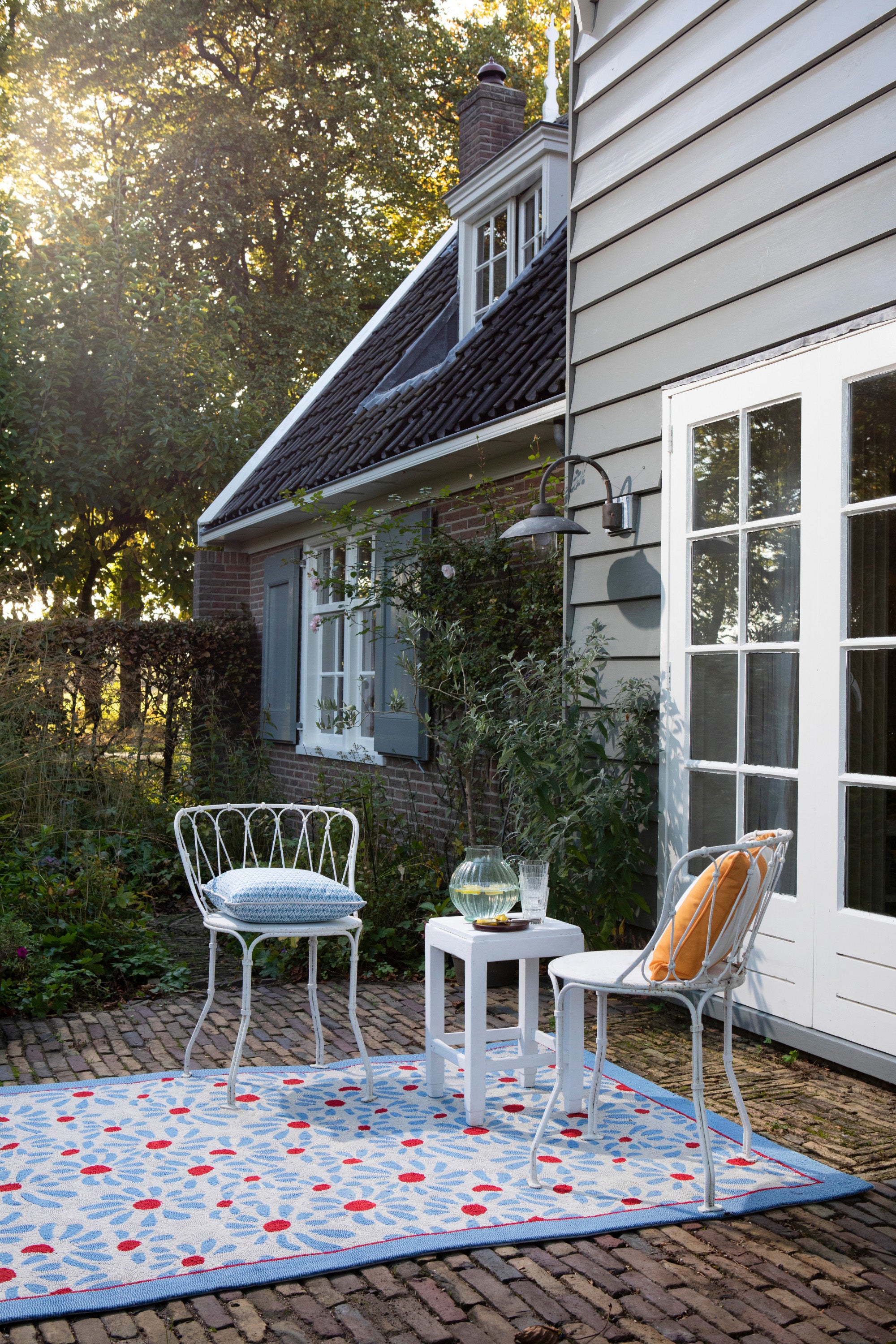 Blue, grey and red floral polypropylene indoor/outdoor rug