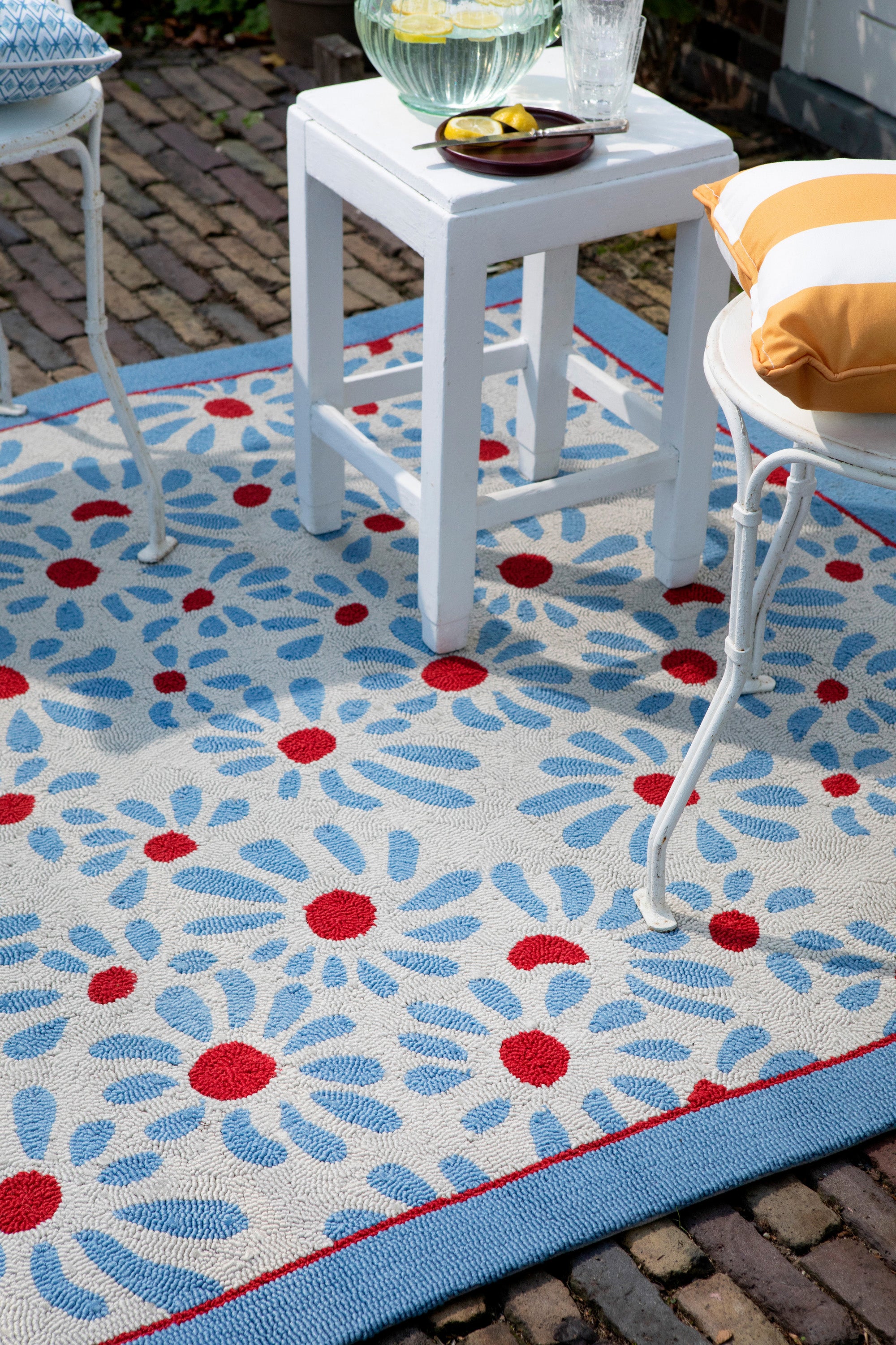 Blue, grey and red floral polypropylene indoor/outdoor rug