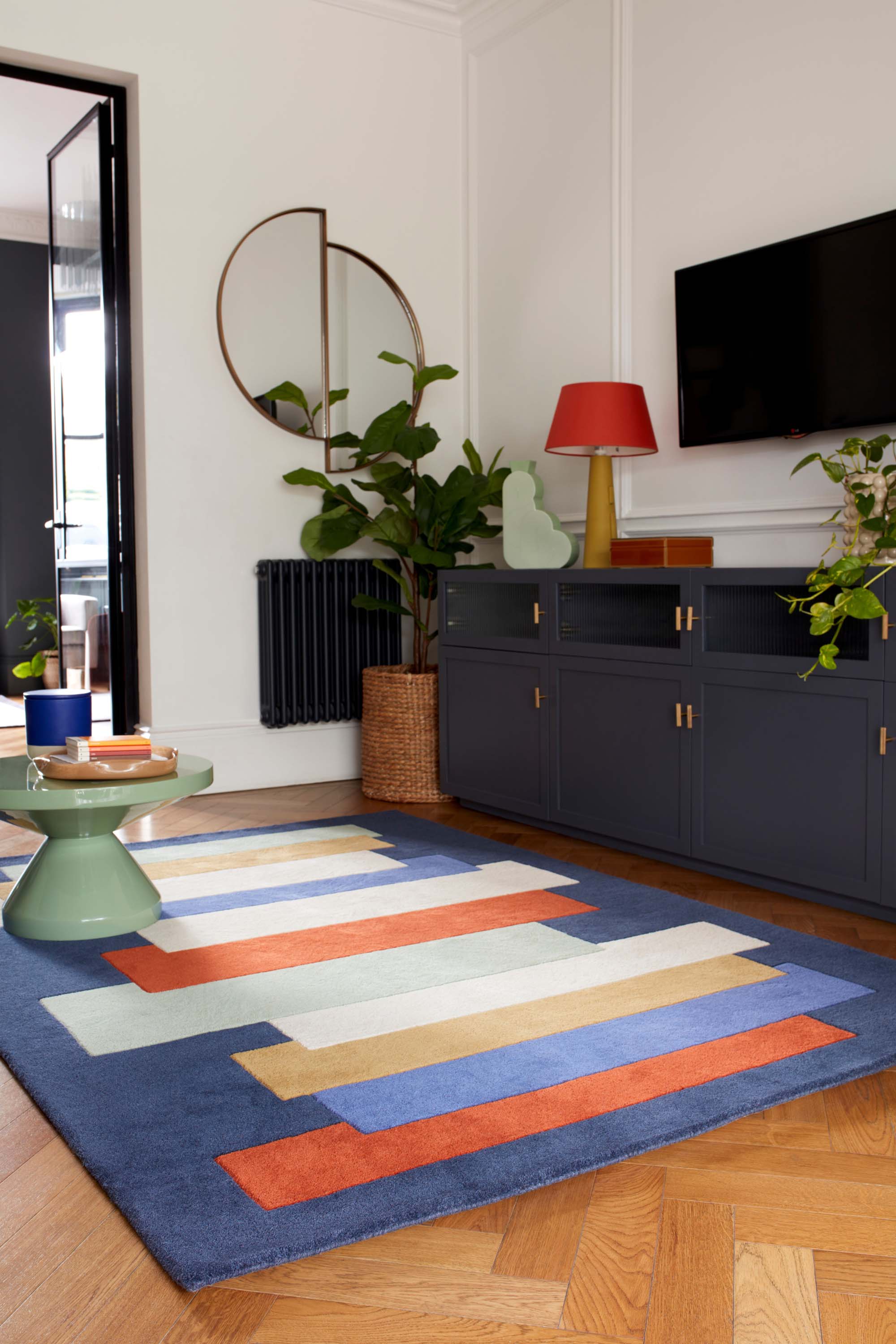 Geometric wool rug featuring a multicolour pattern