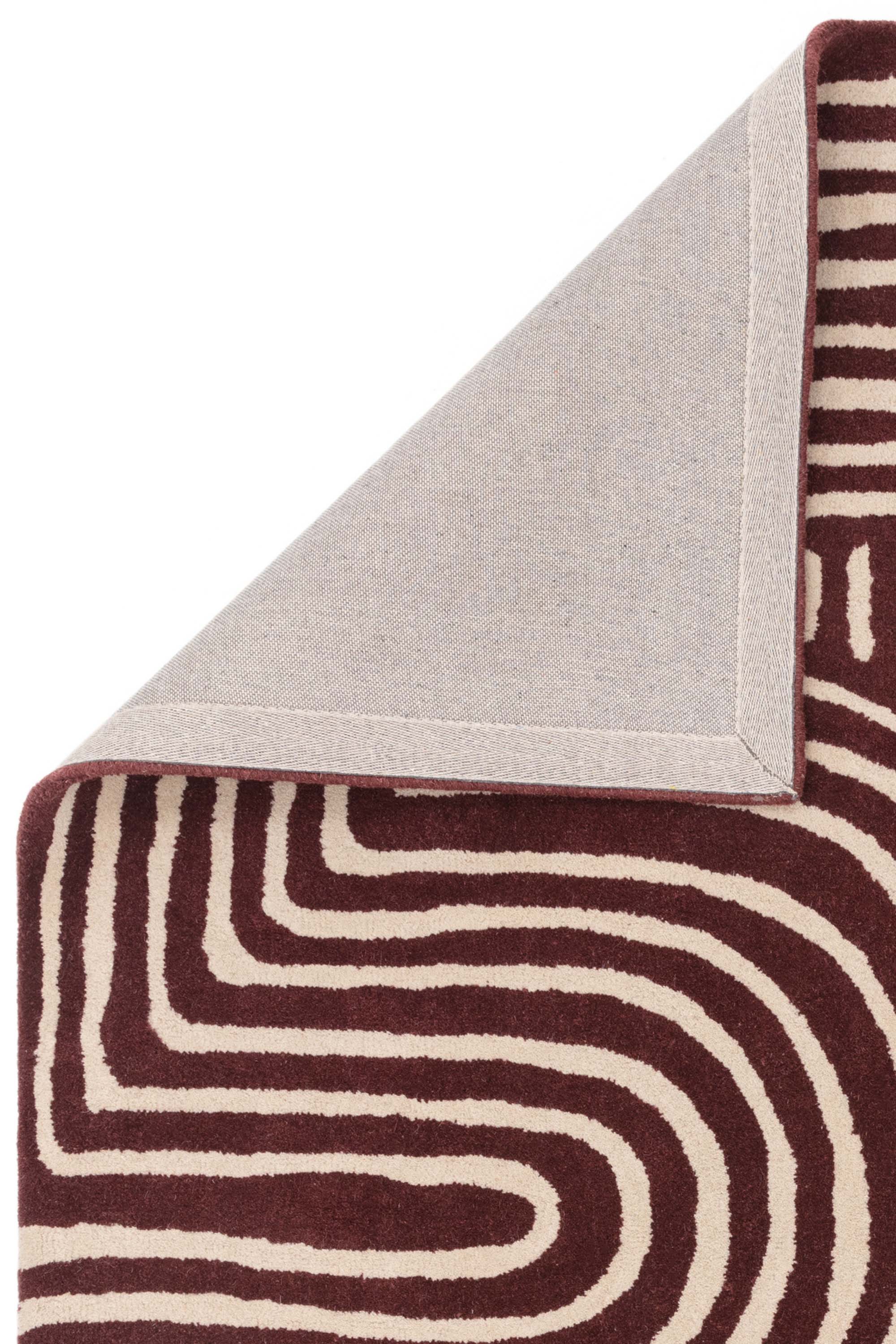 Geometric wool rug featuring a multicolour pattern
