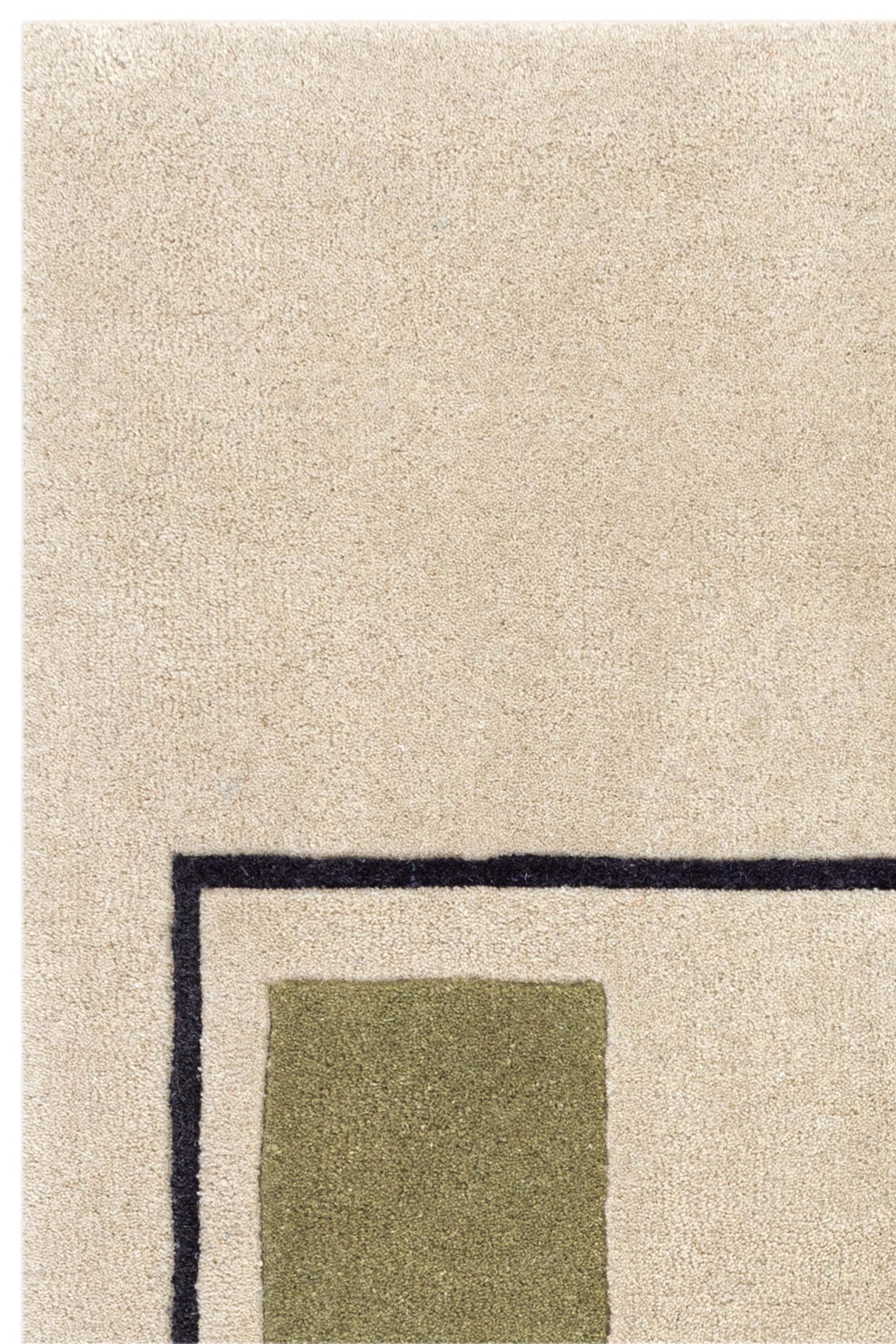 Geometric wool rug featuring a multicolour pattern