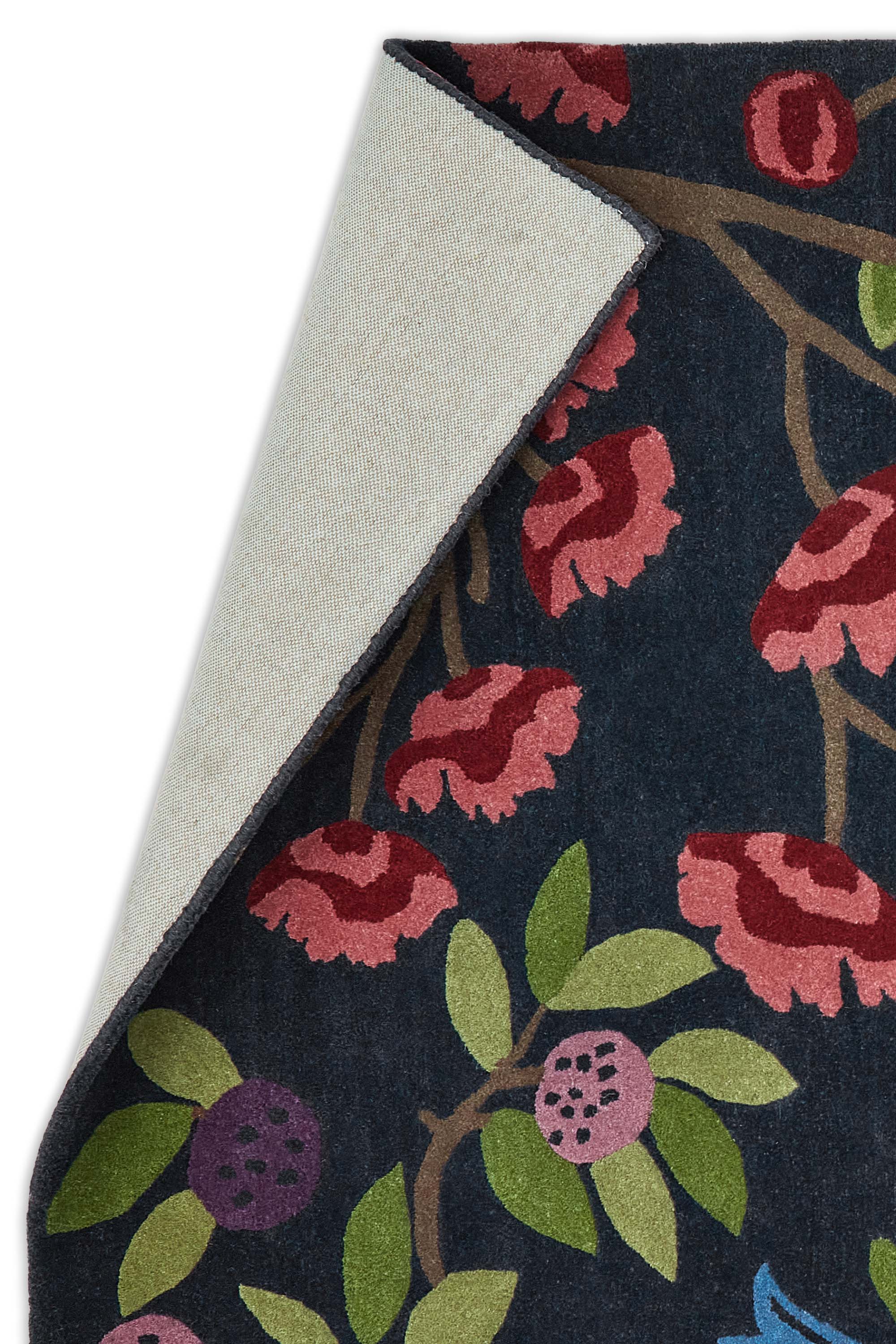 Modern rug with floral pattern in blue and natural tones