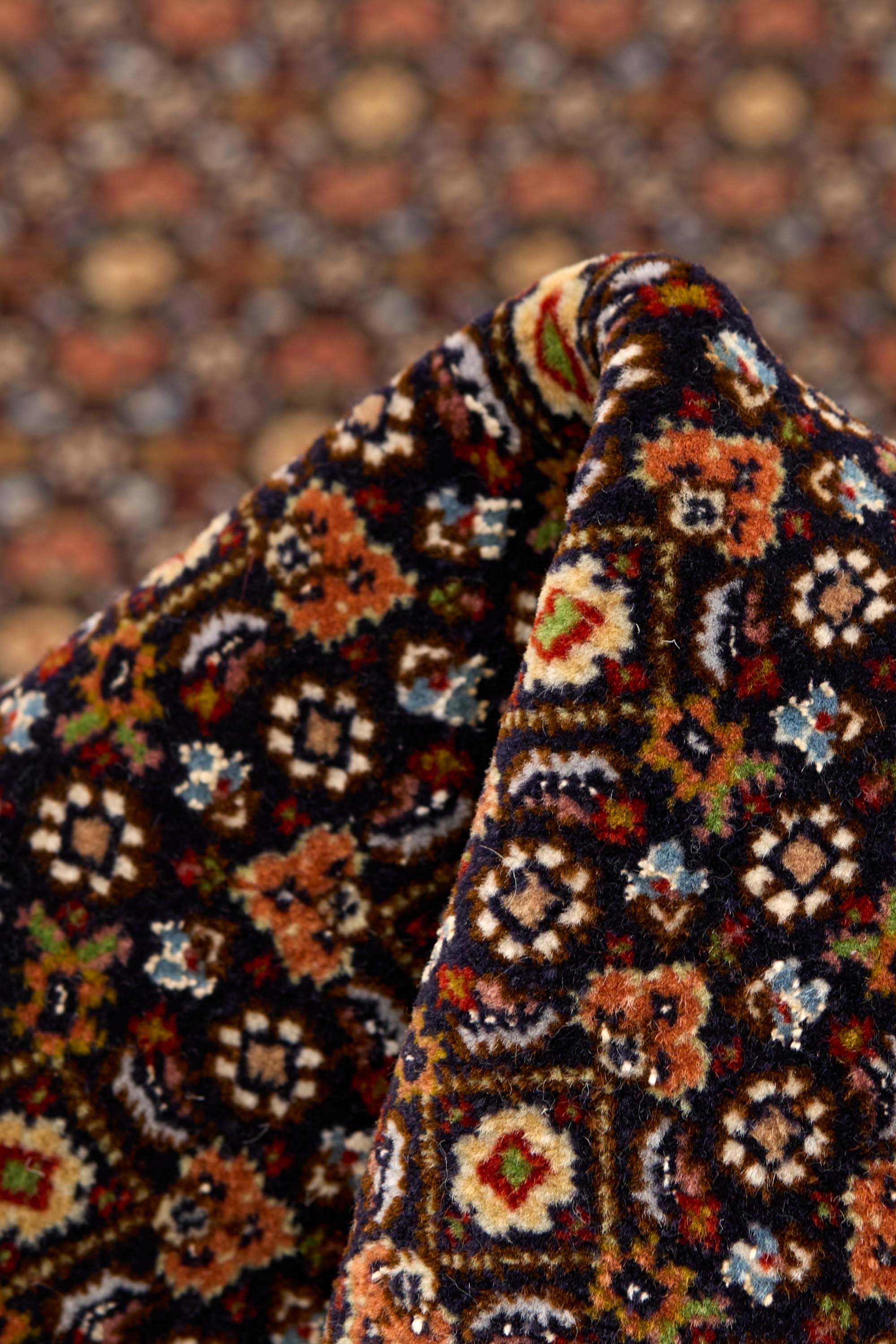 Traditional luxury rug with bordered multicolour pattern