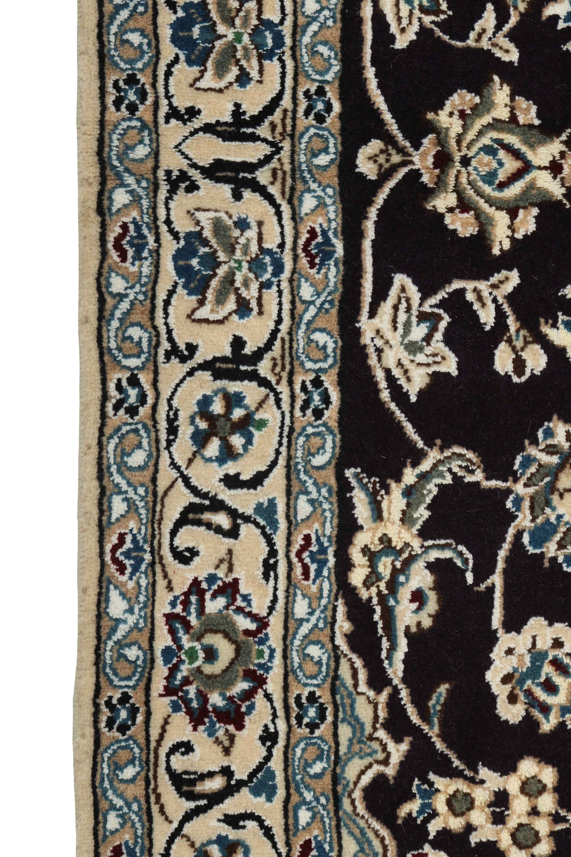 Traditional luxury Nain 9 LA rug in with black centre medallion