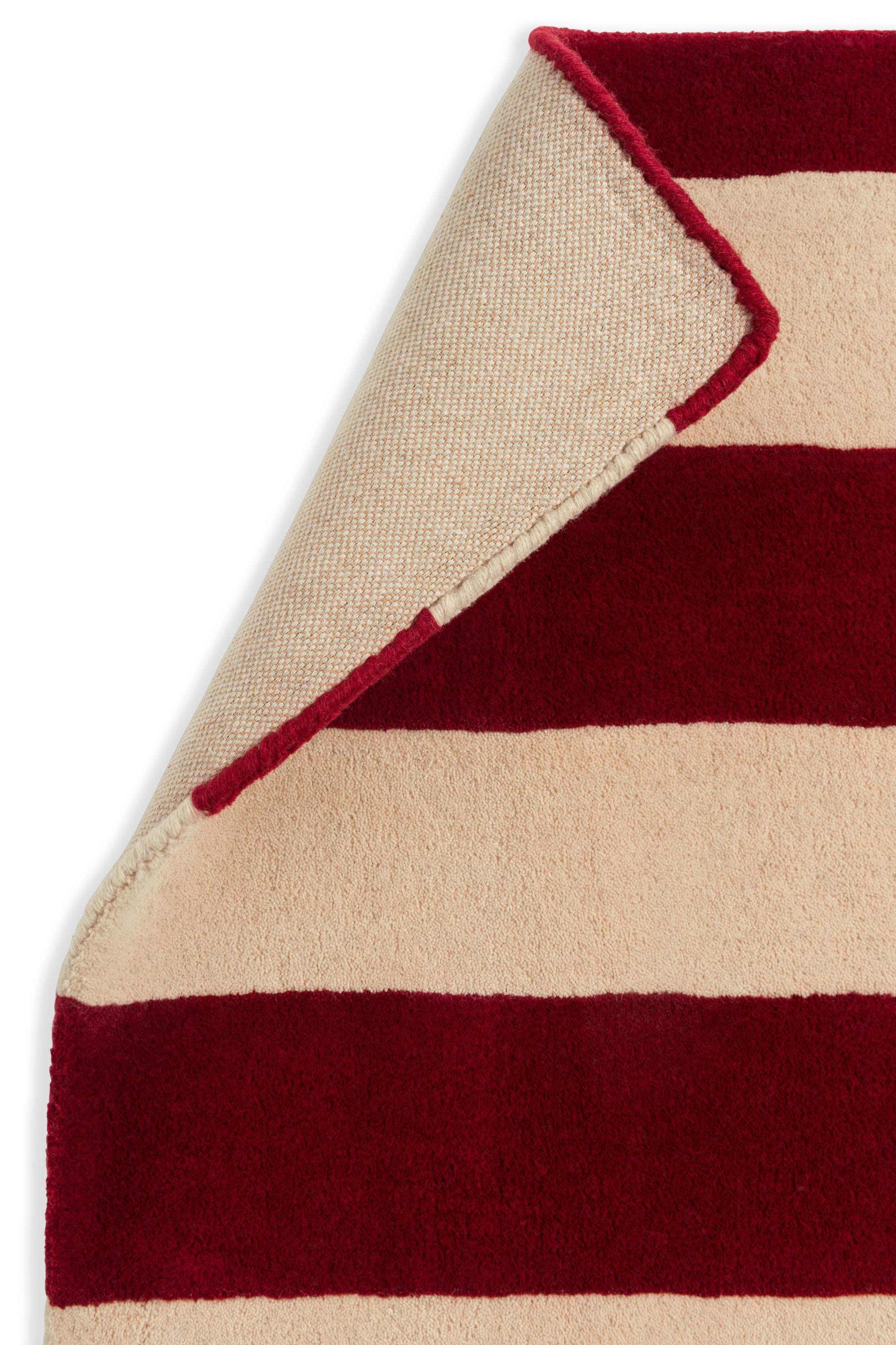 Geometric rug with multicolour linear pattern