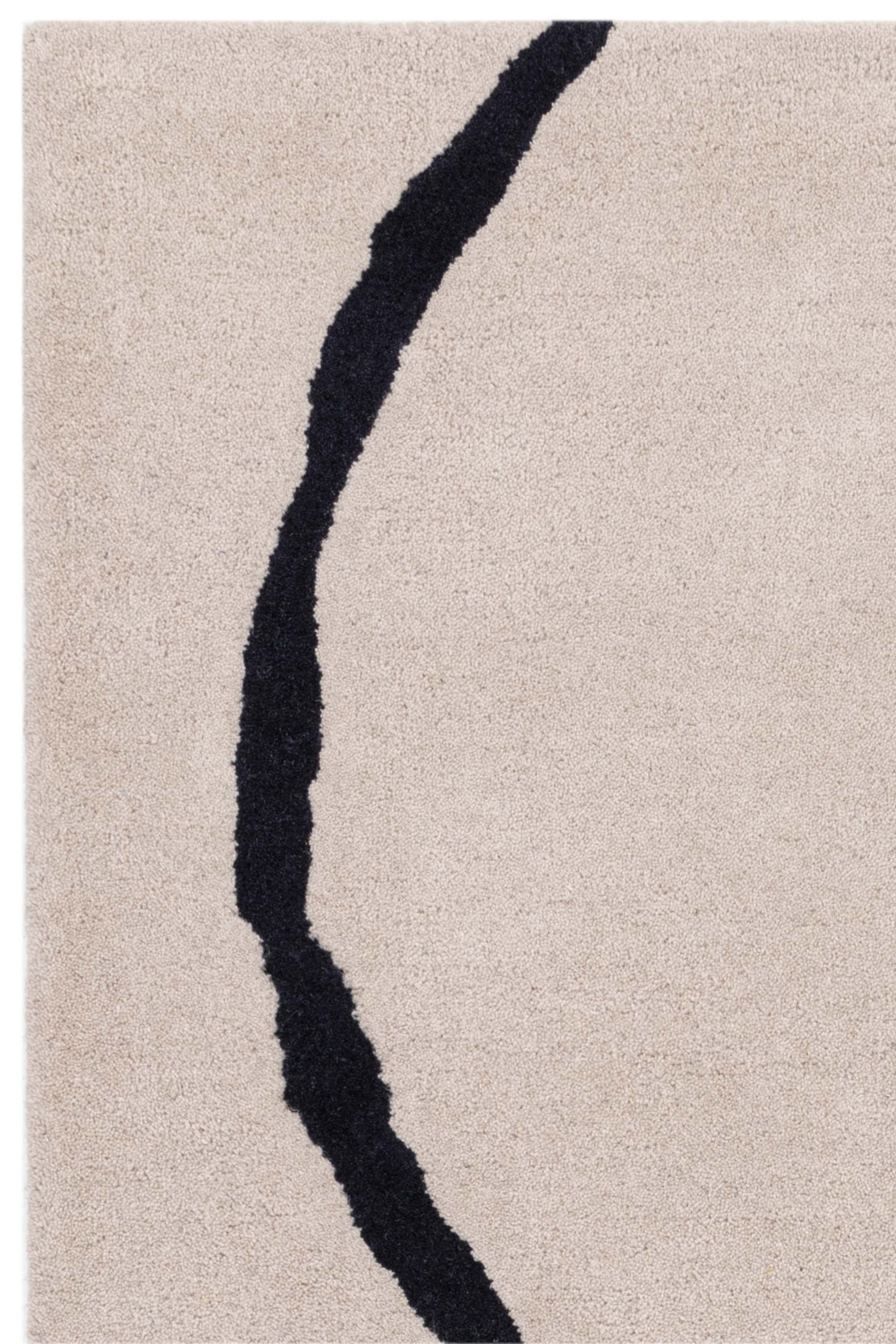 Geometric wool rug featuring a multicolour pattern