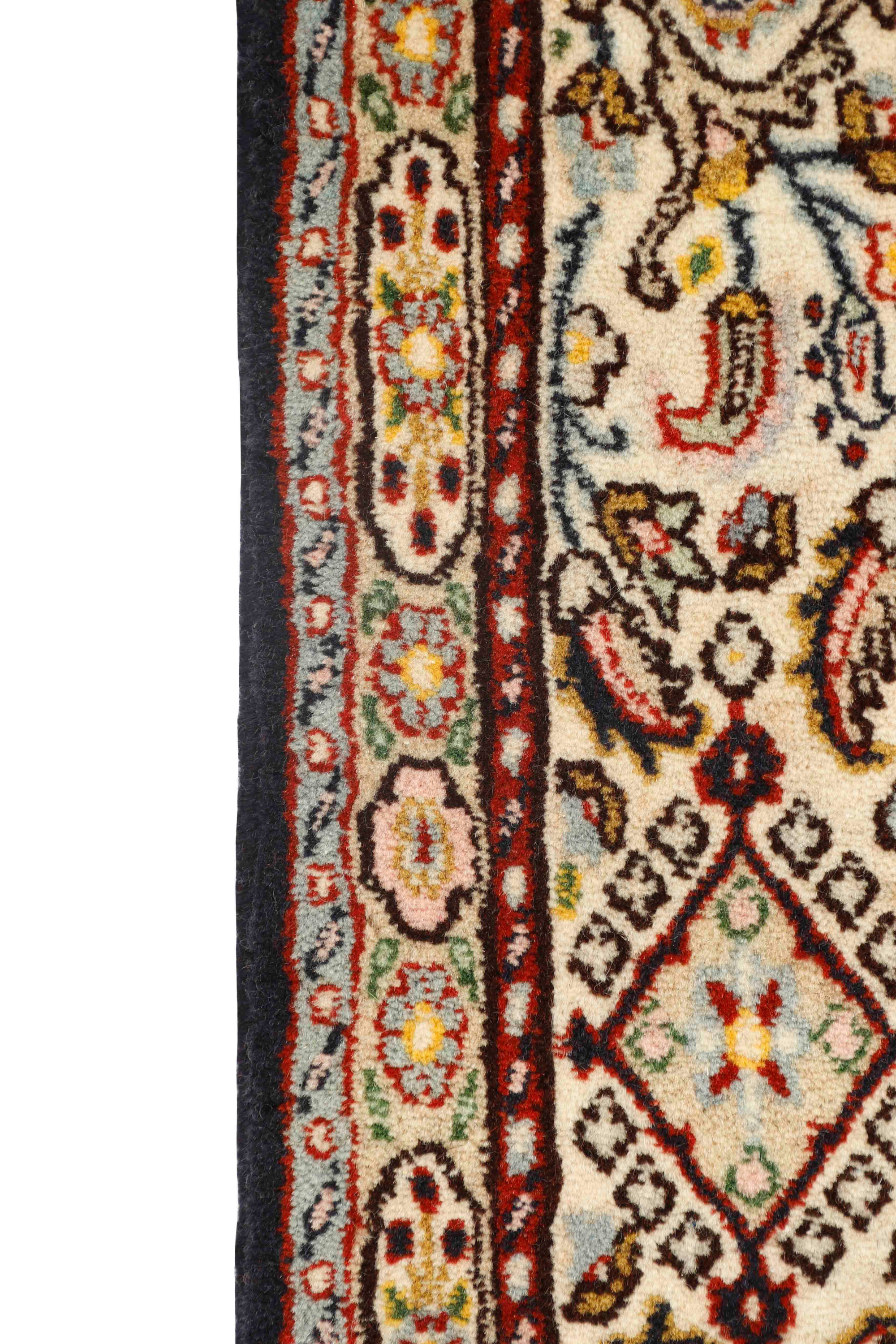 Traditional luxury Moud Mahi bordered rug