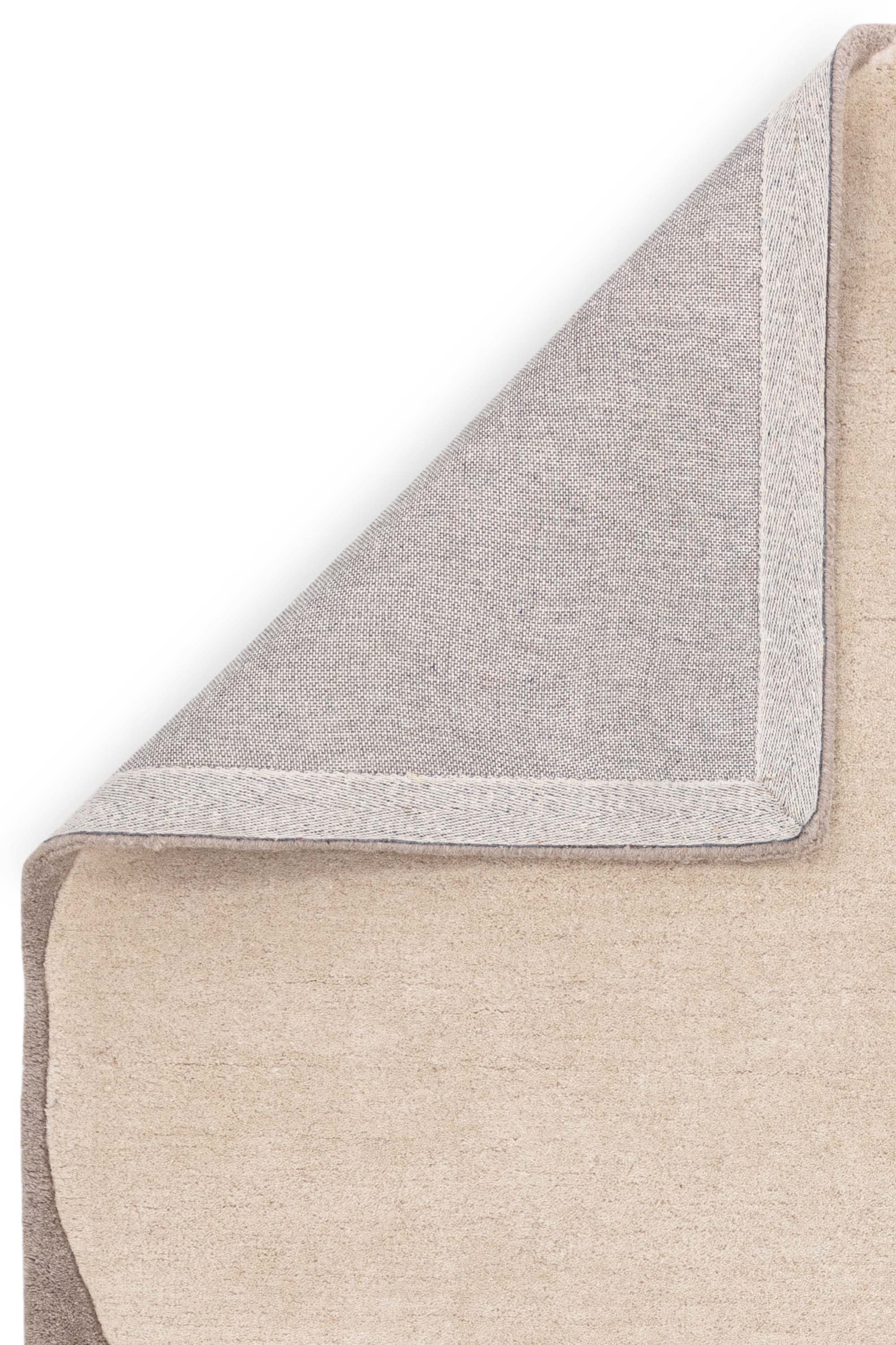 Abstract wool rug featuring a multicolour pattern