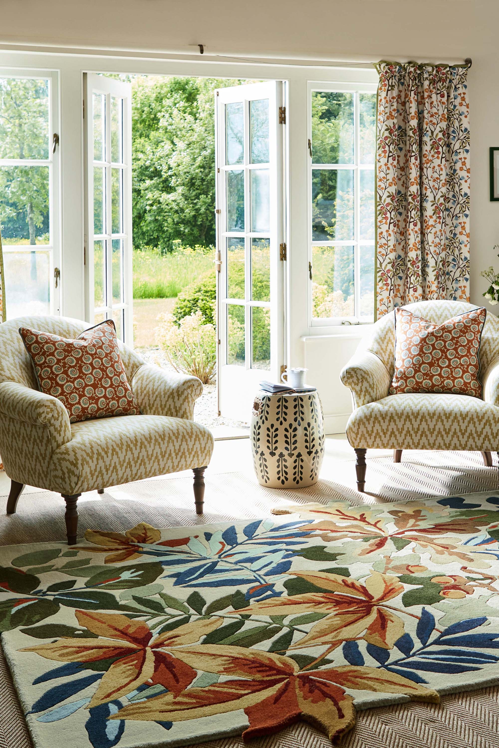 Floral rug with extruding pattern in neutral tones