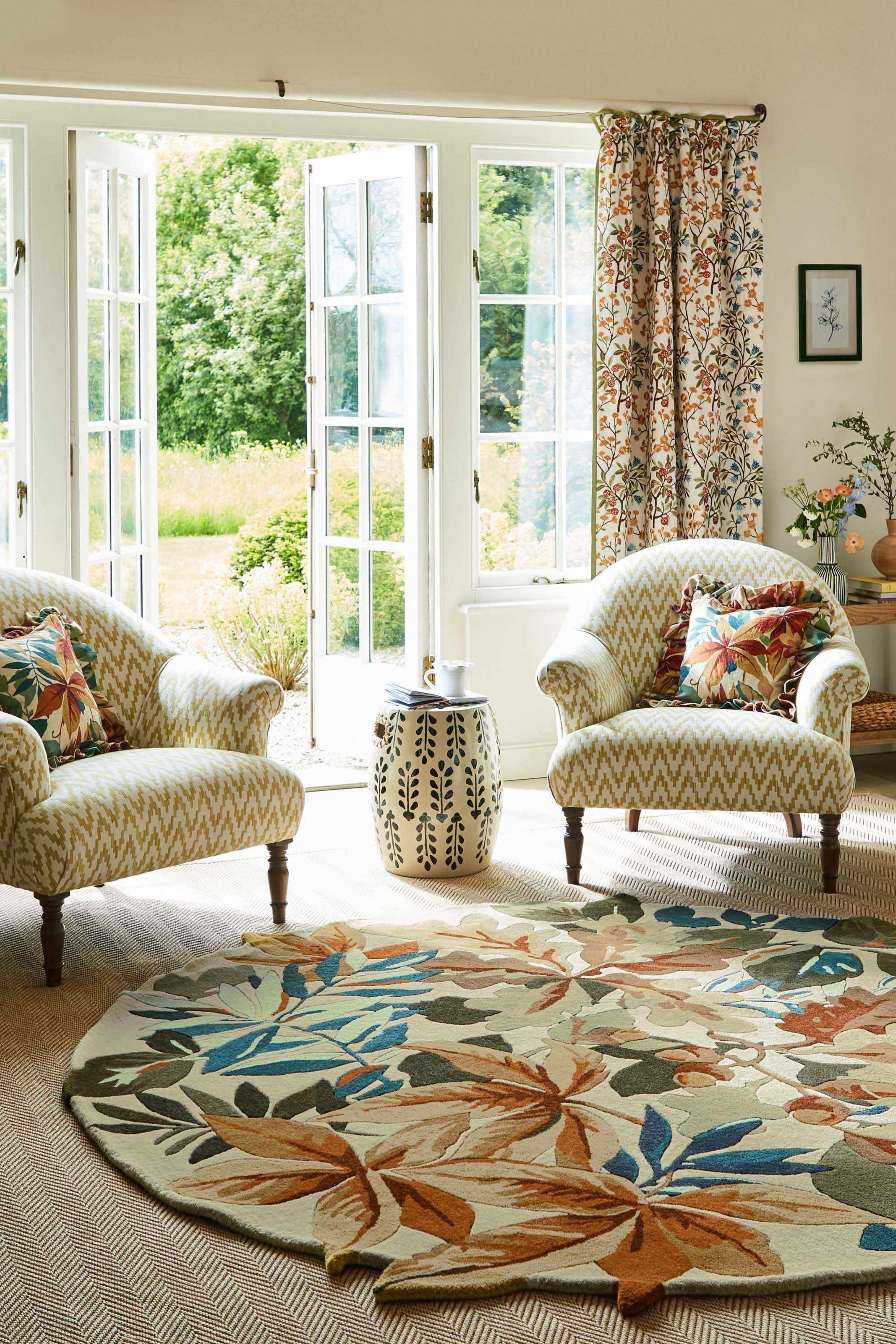 Circle floral rug with extruding pattern in neutral tones