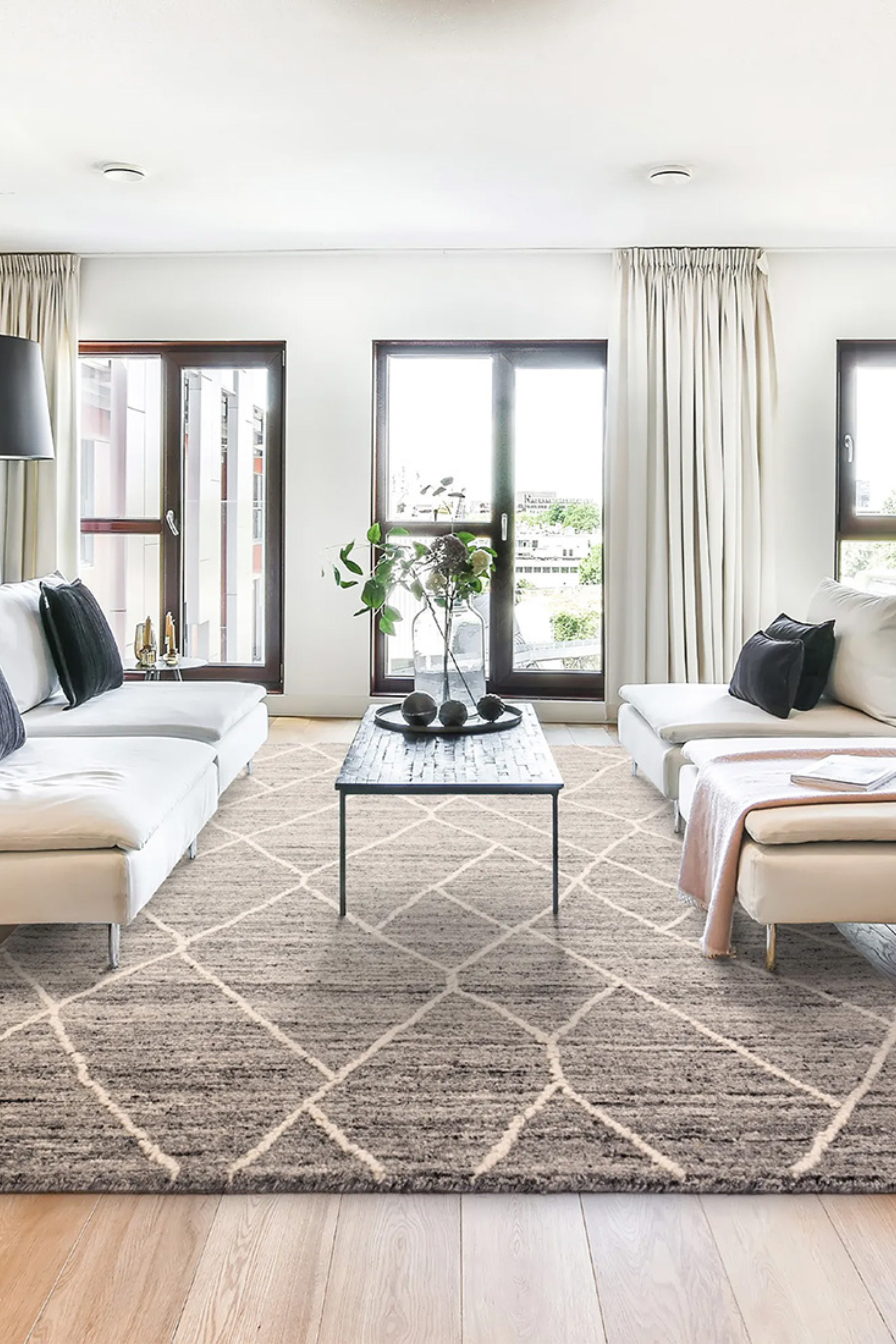 Grey wool rug with geometric pattern and heathered texture