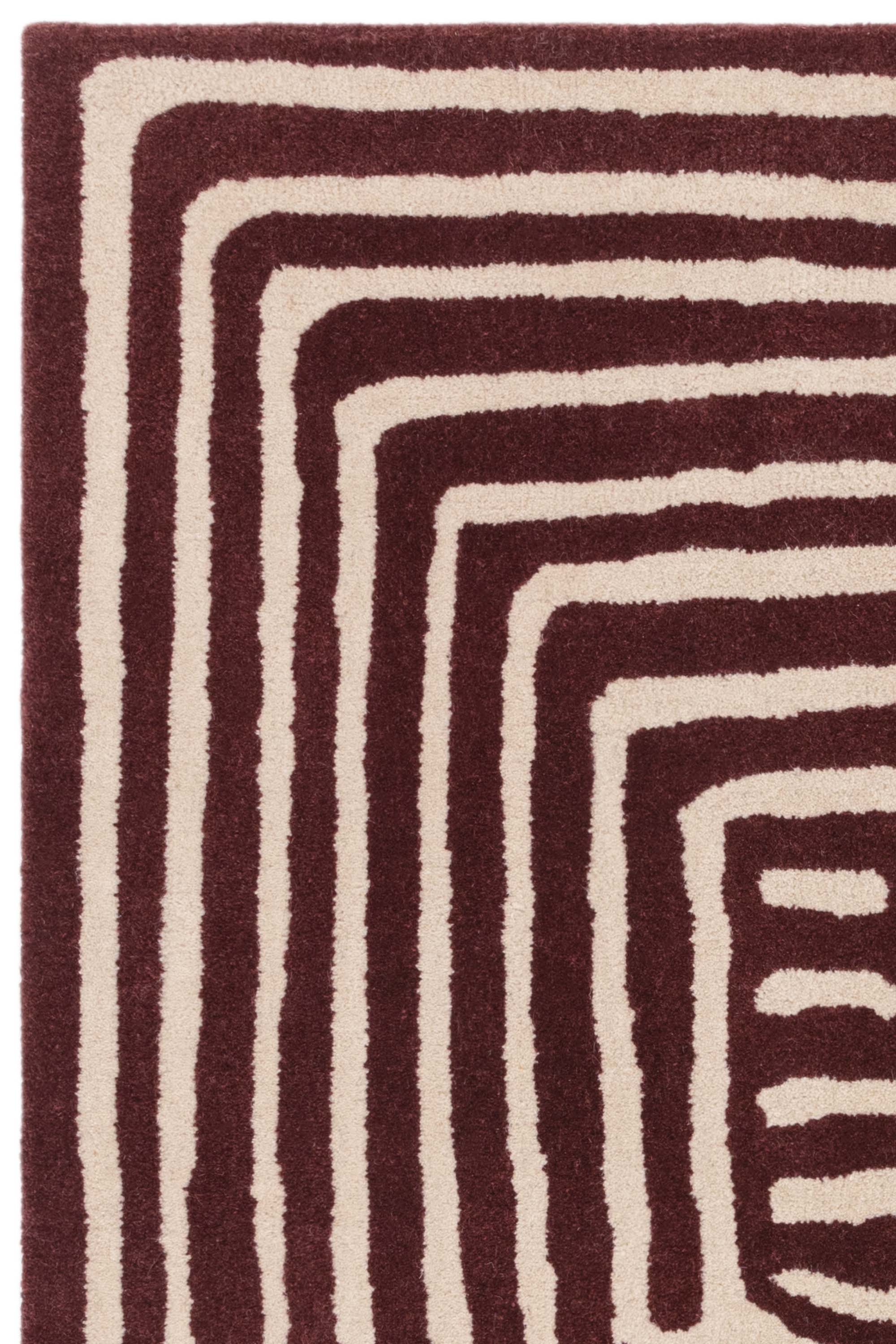 Geometric wool rug featuring a multicolour pattern