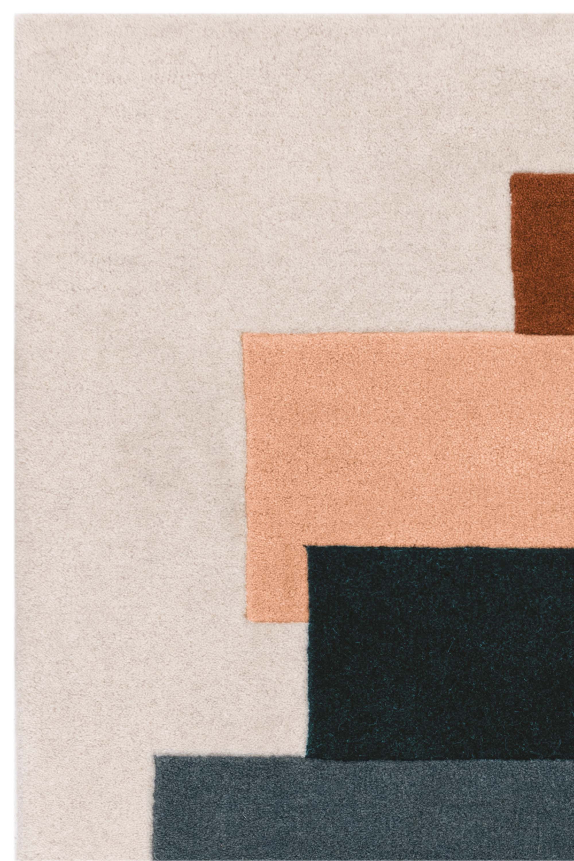 Geometric wool rug featuring a multicolour pattern