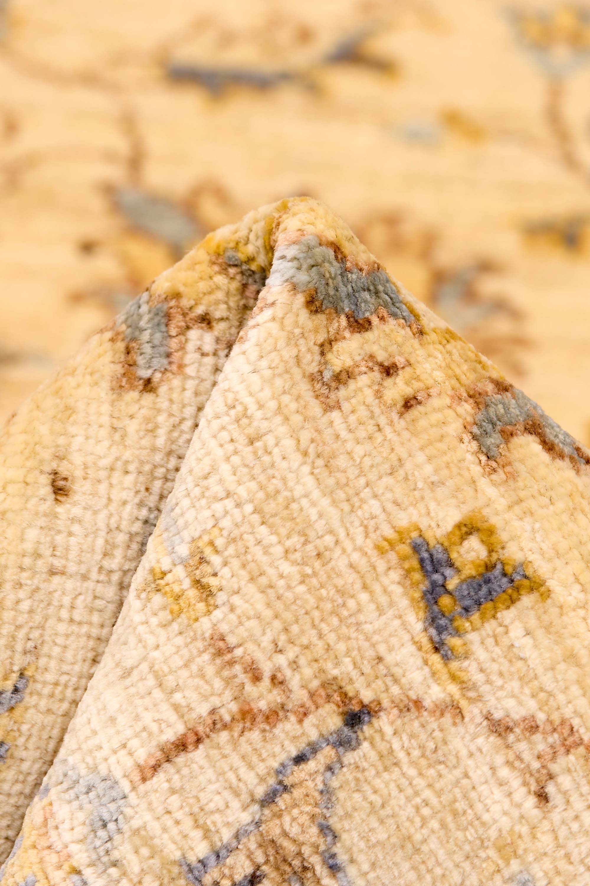 Traditional gold bordered Ziegler rug