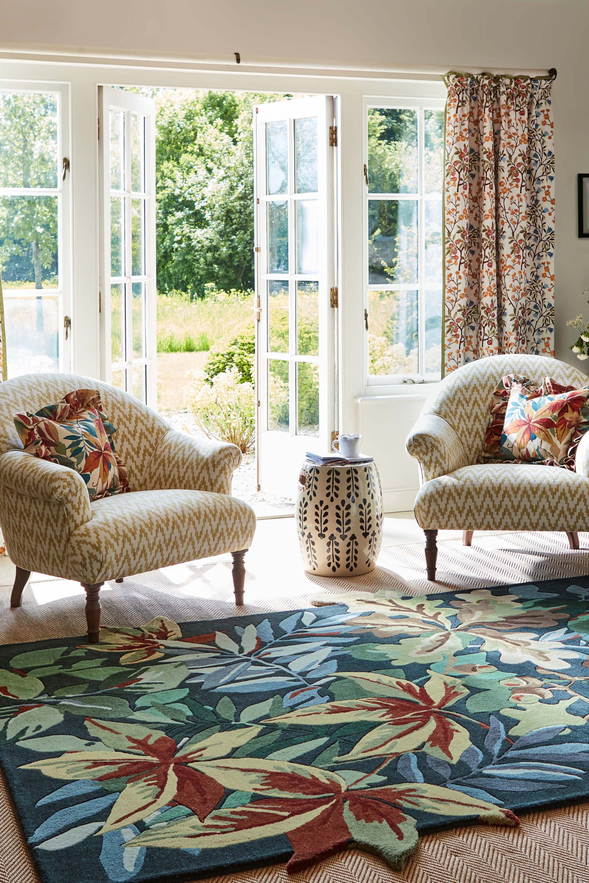 Floral rug with extruding pattern in blue and natural tones