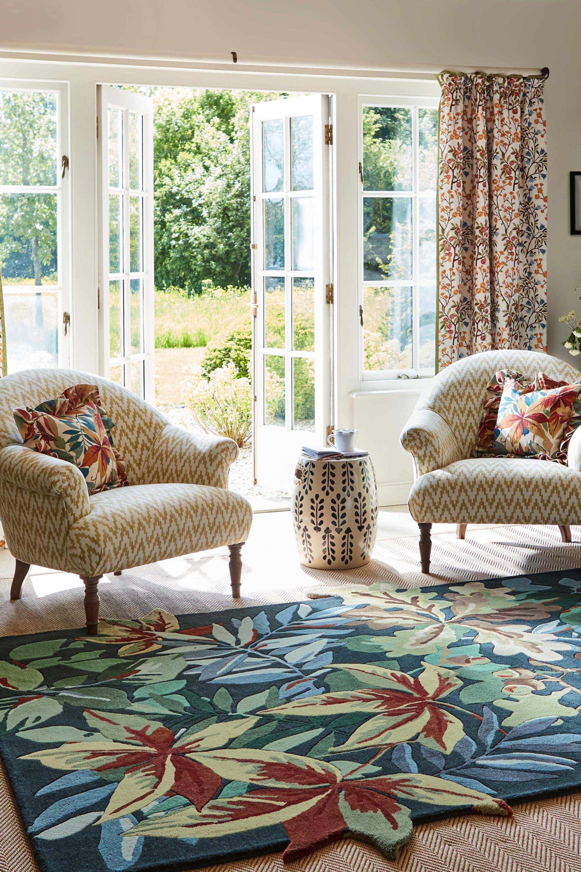 Floral rug with extruding pattern in blue and natural tones