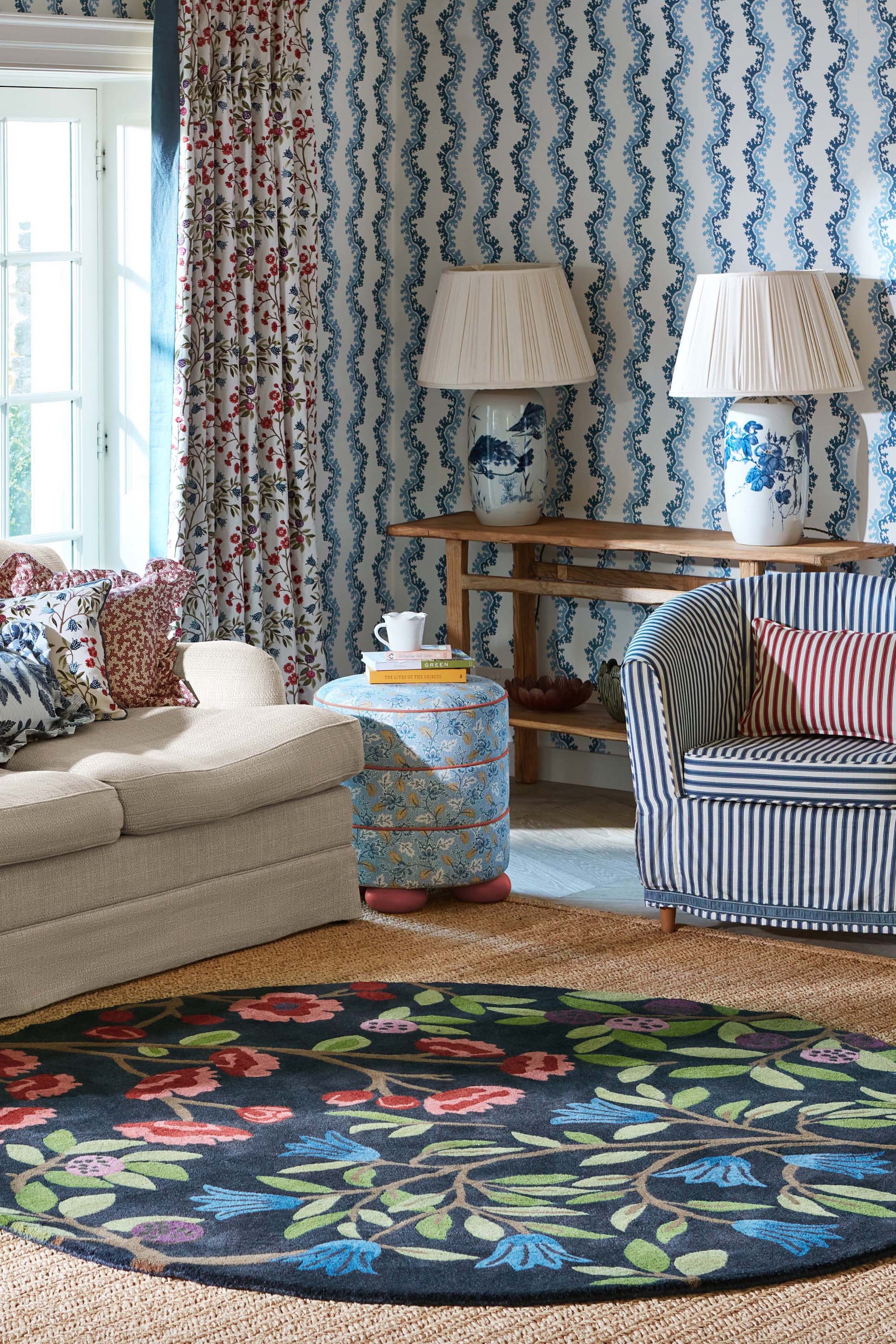 Modern circle rug with floral pattern in blue and natural tones