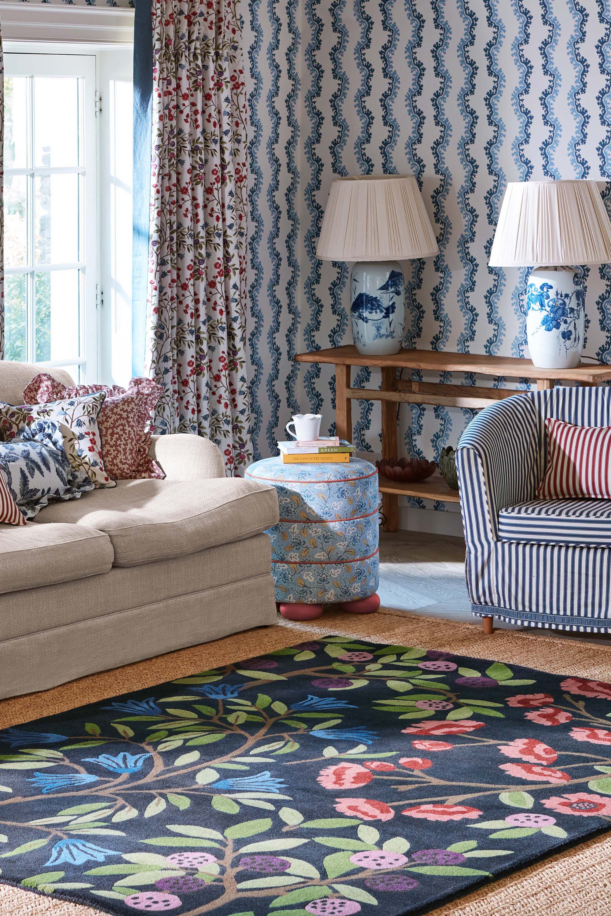 Modern rug with floral pattern in blue and natural tones