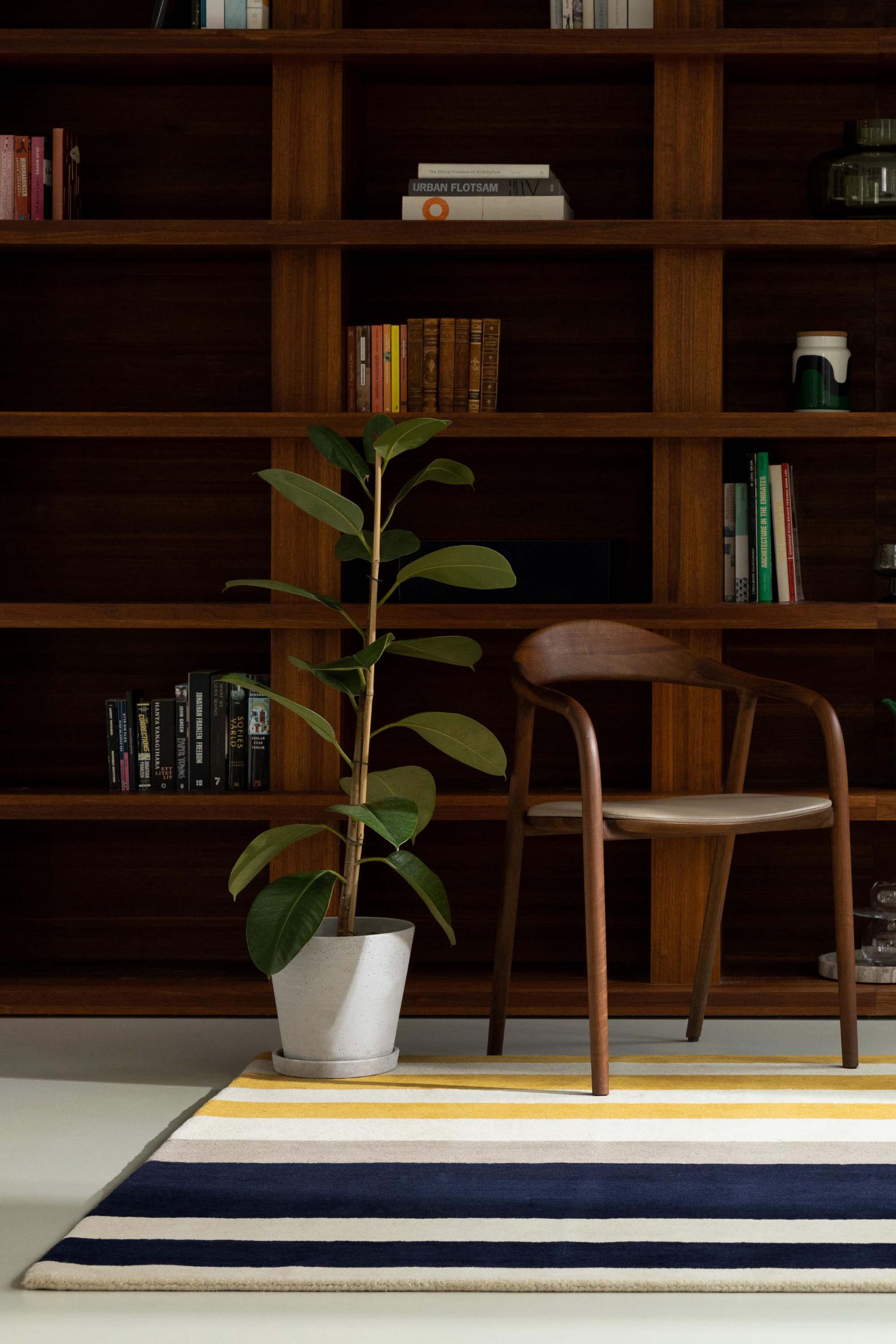 Geometric rug with multicolour linear pattern