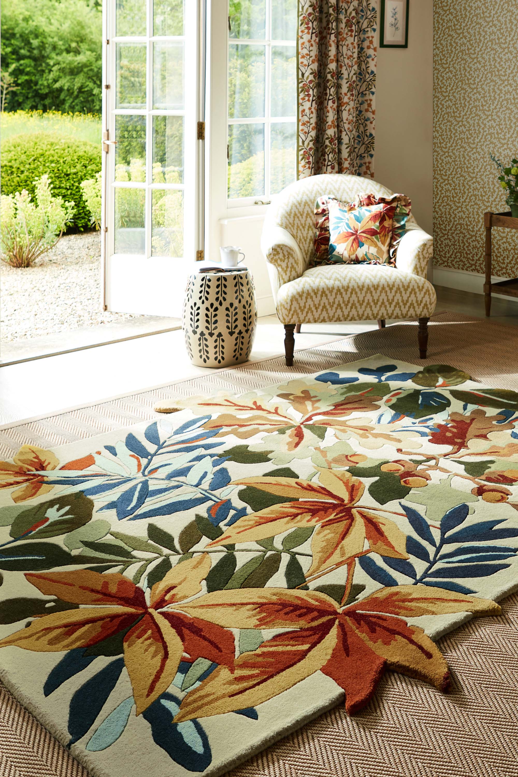 Floral rug with extruding pattern in neutral tones