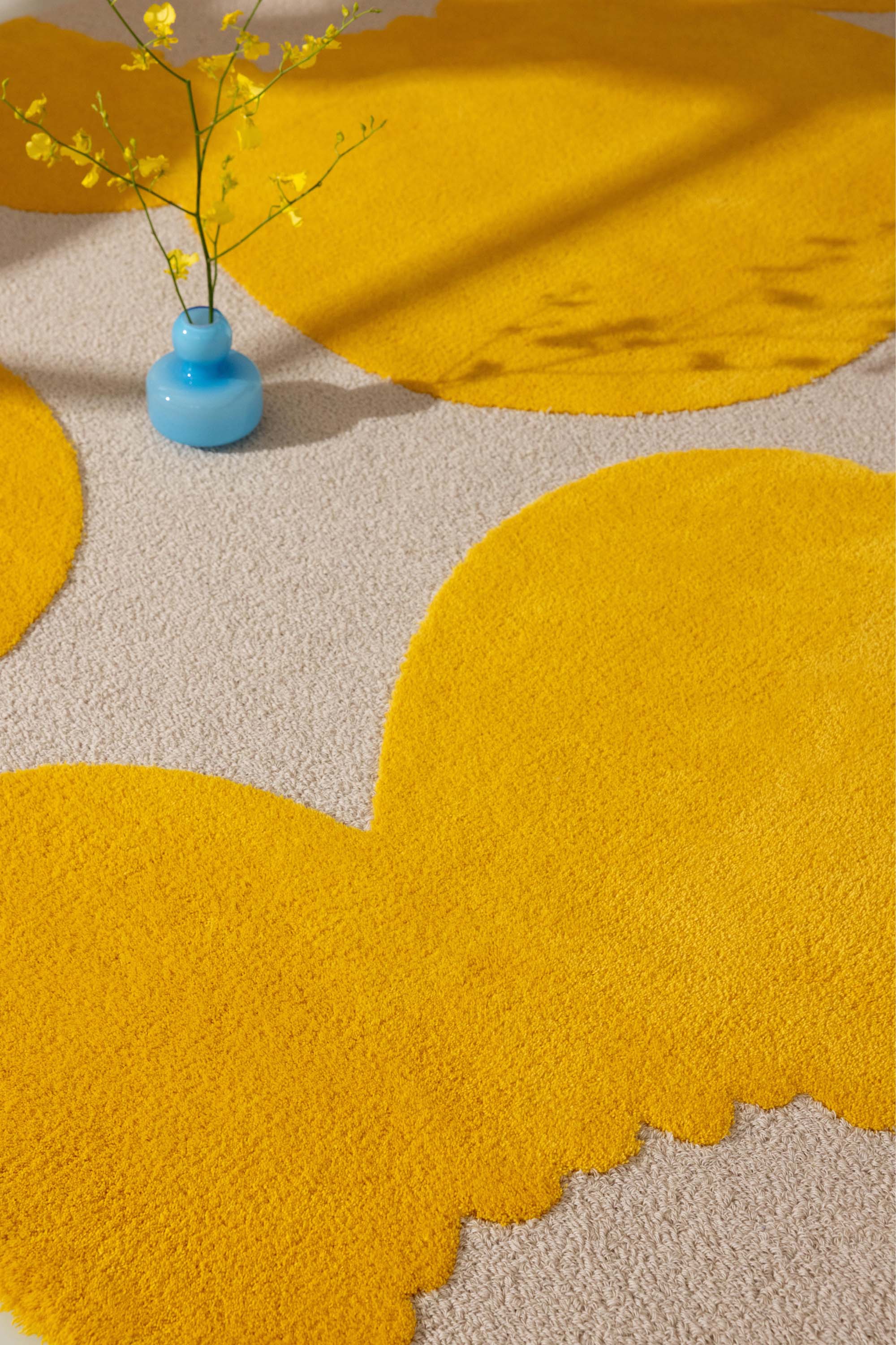 Plain rug with yellow floral pattern