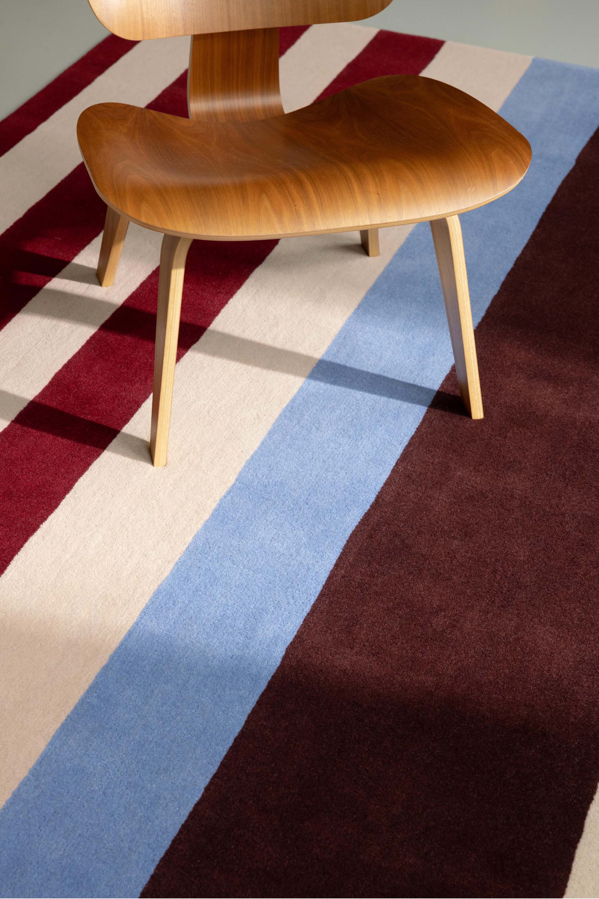 Geometric rug with multicolour linear pattern