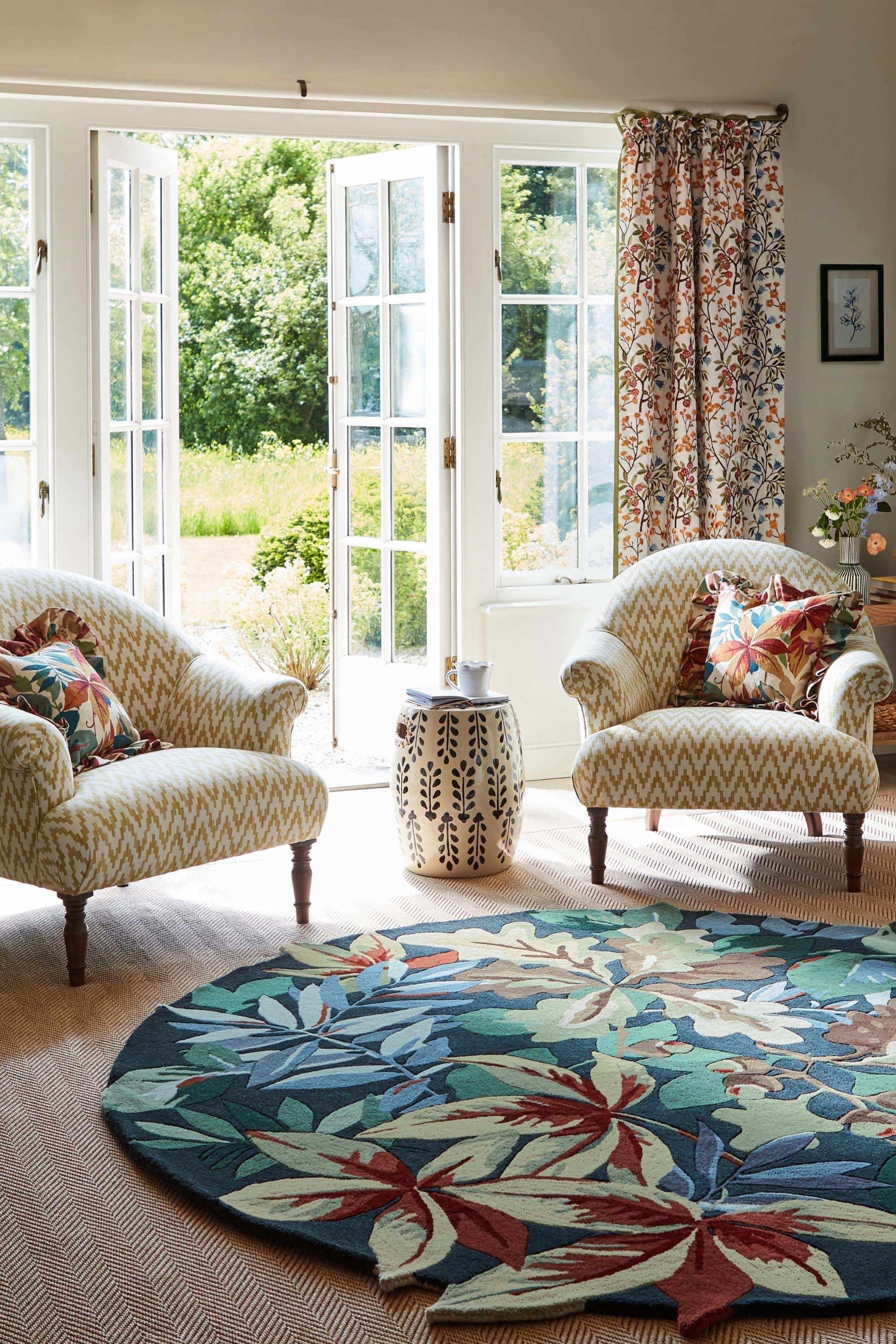 Circle floral rug with extruding pattern in blue and natural tones