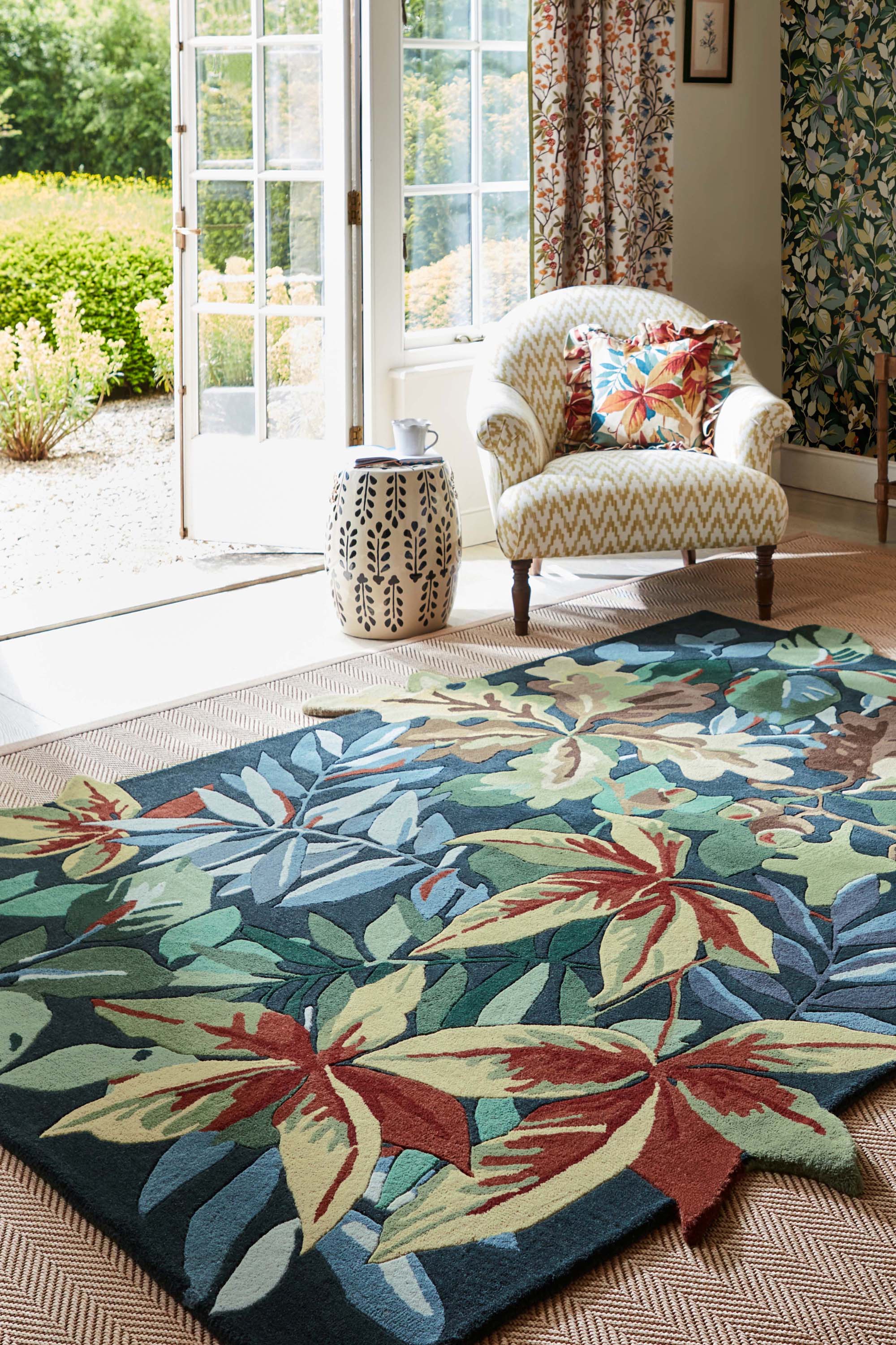 Floral rug with extruding pattern in blue and natural tones