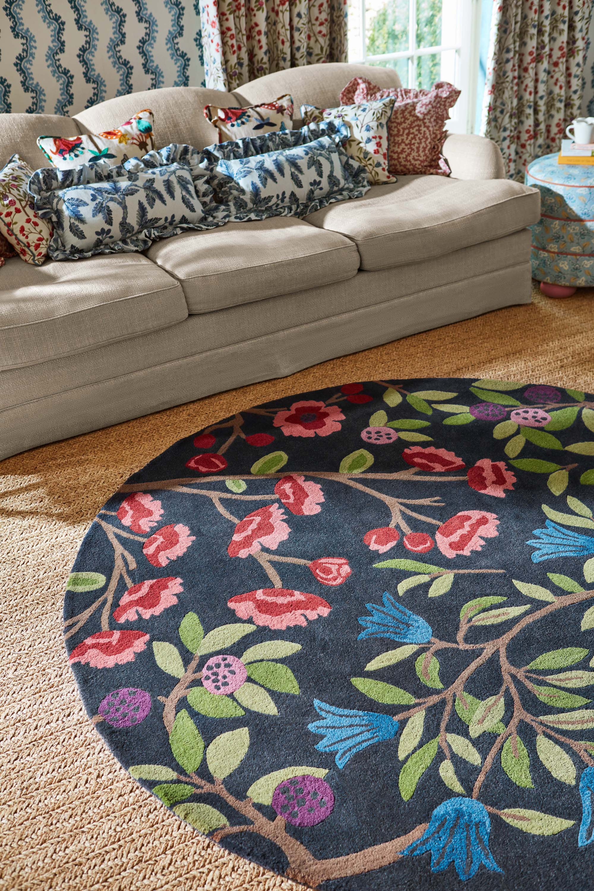 Modern circle rug with floral pattern in blue and natural tones