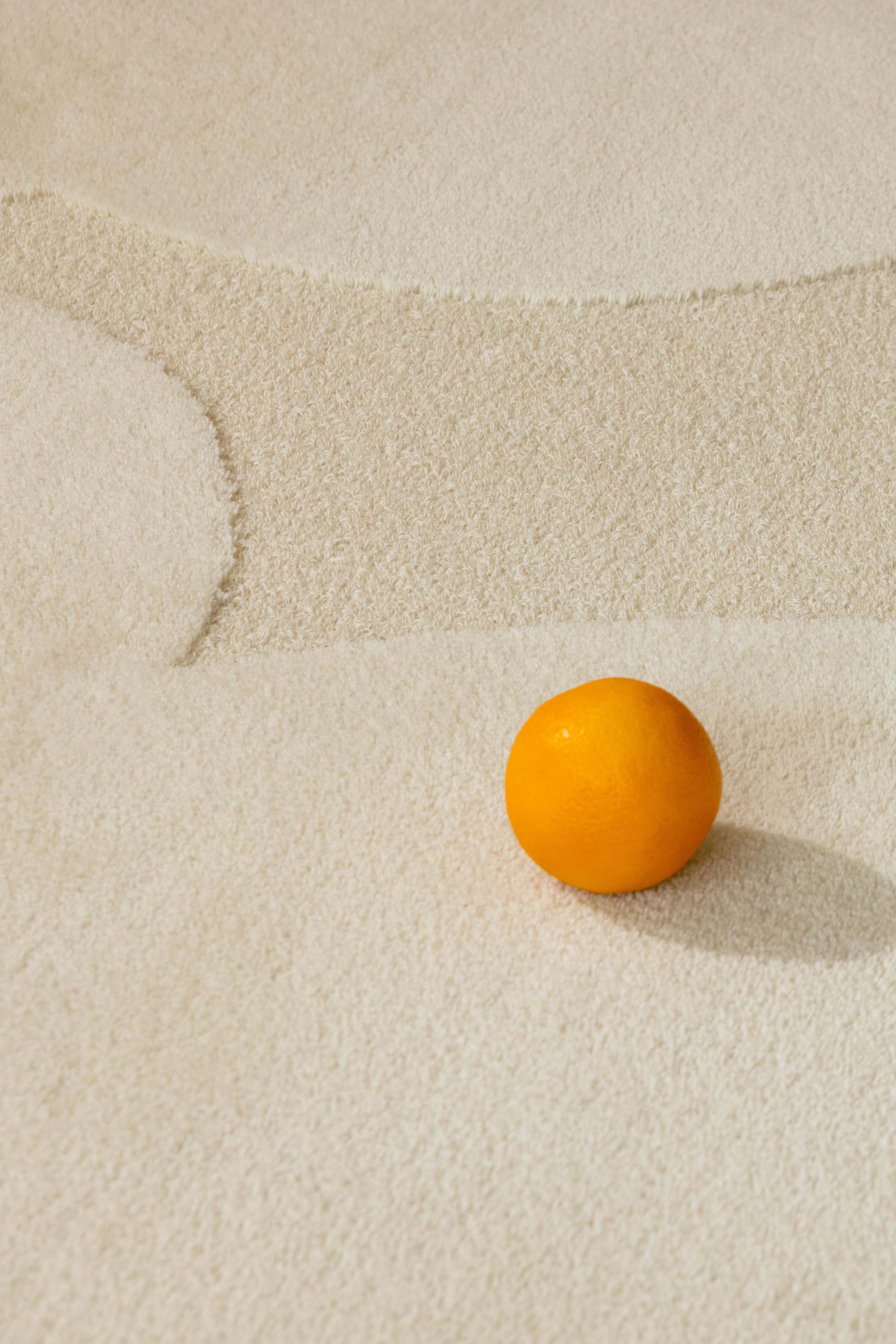 Plain rug with cream floral pattern