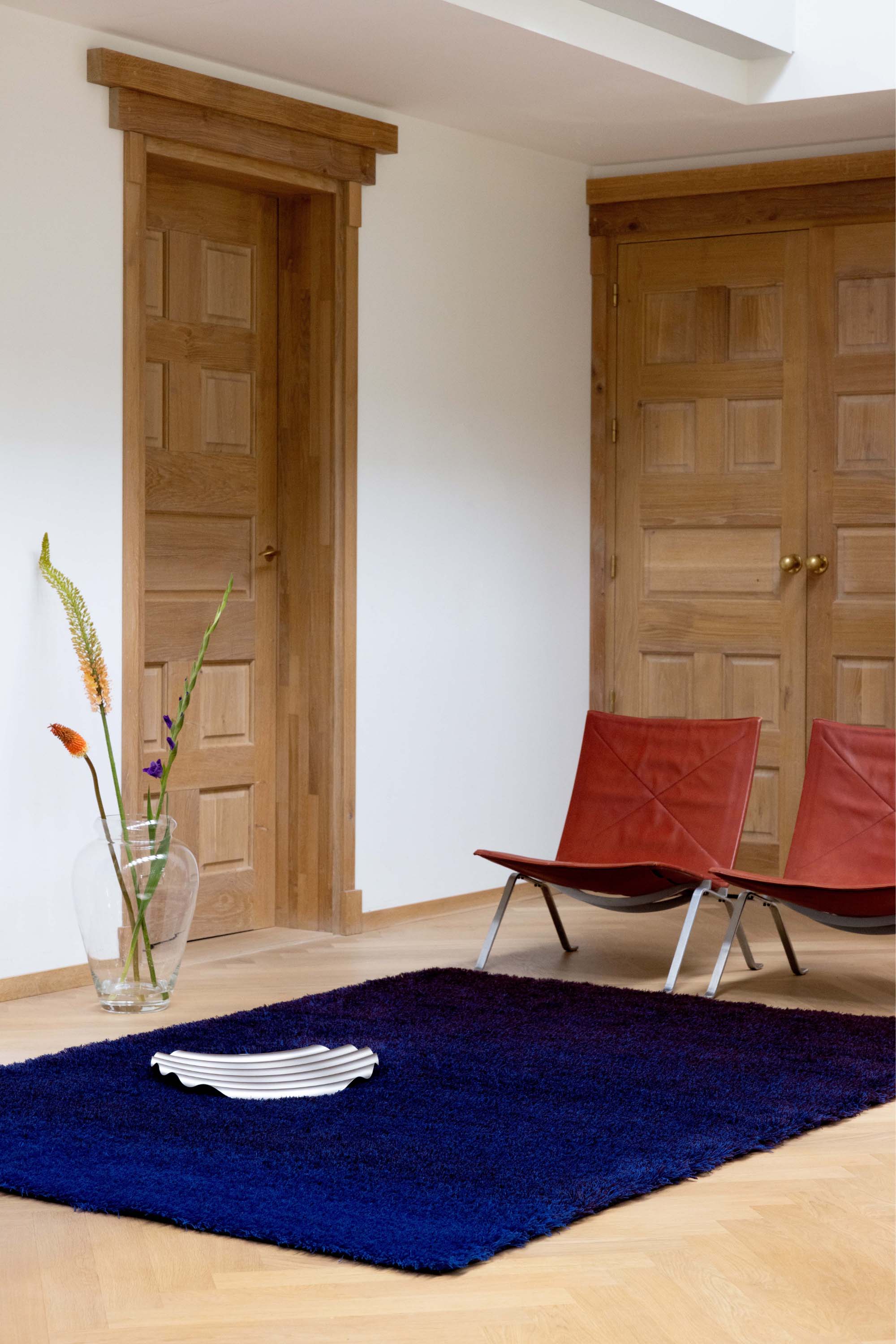 Plain blue rug with shaggy pile