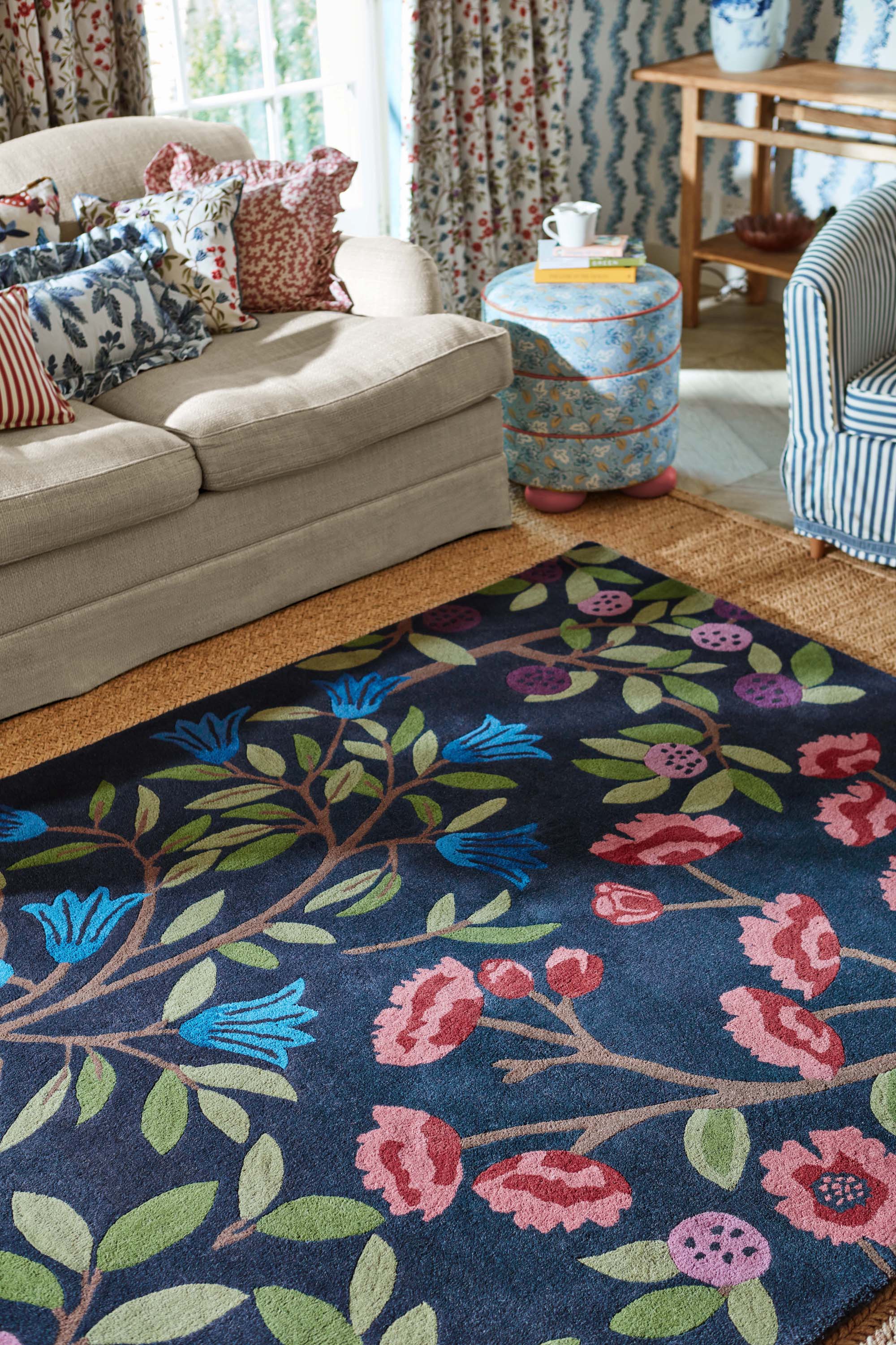 Modern rug with floral pattern in blue and natural tones