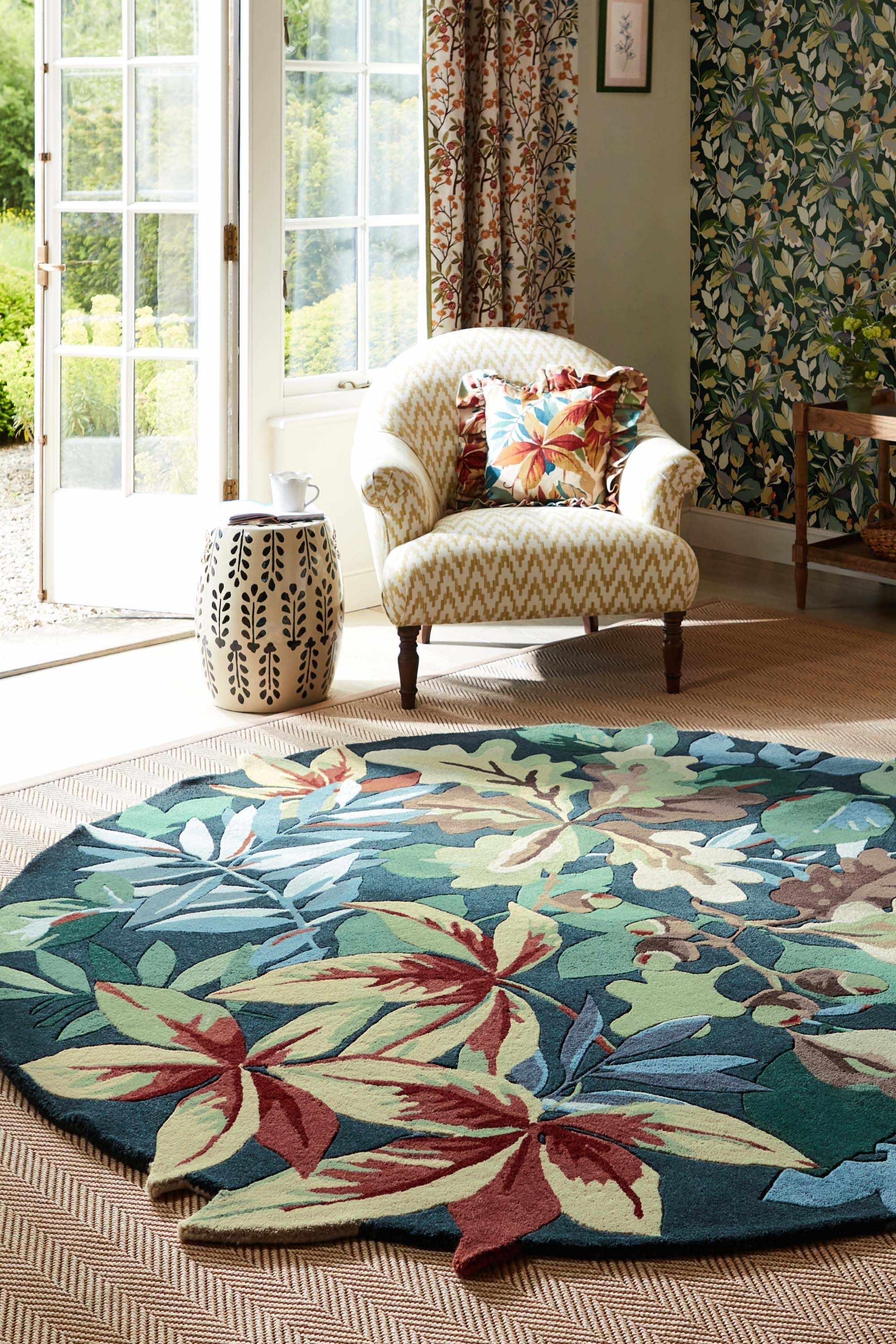 Circle floral rug with extruding pattern in blue and natural tones
