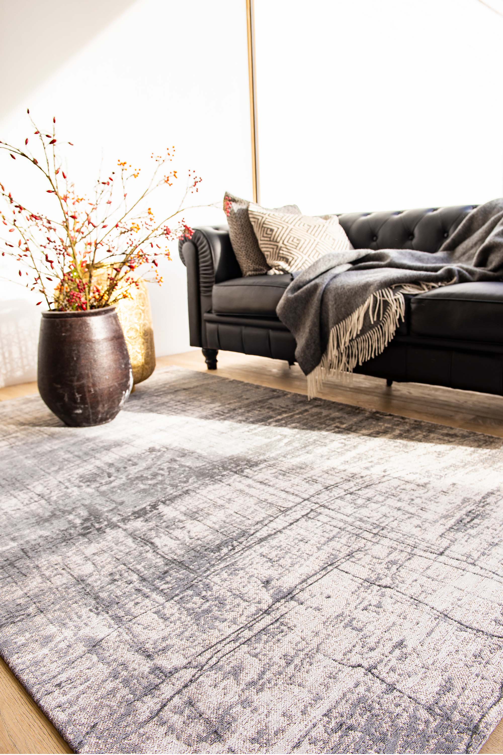 White flatweave rug with grey abstract pattern