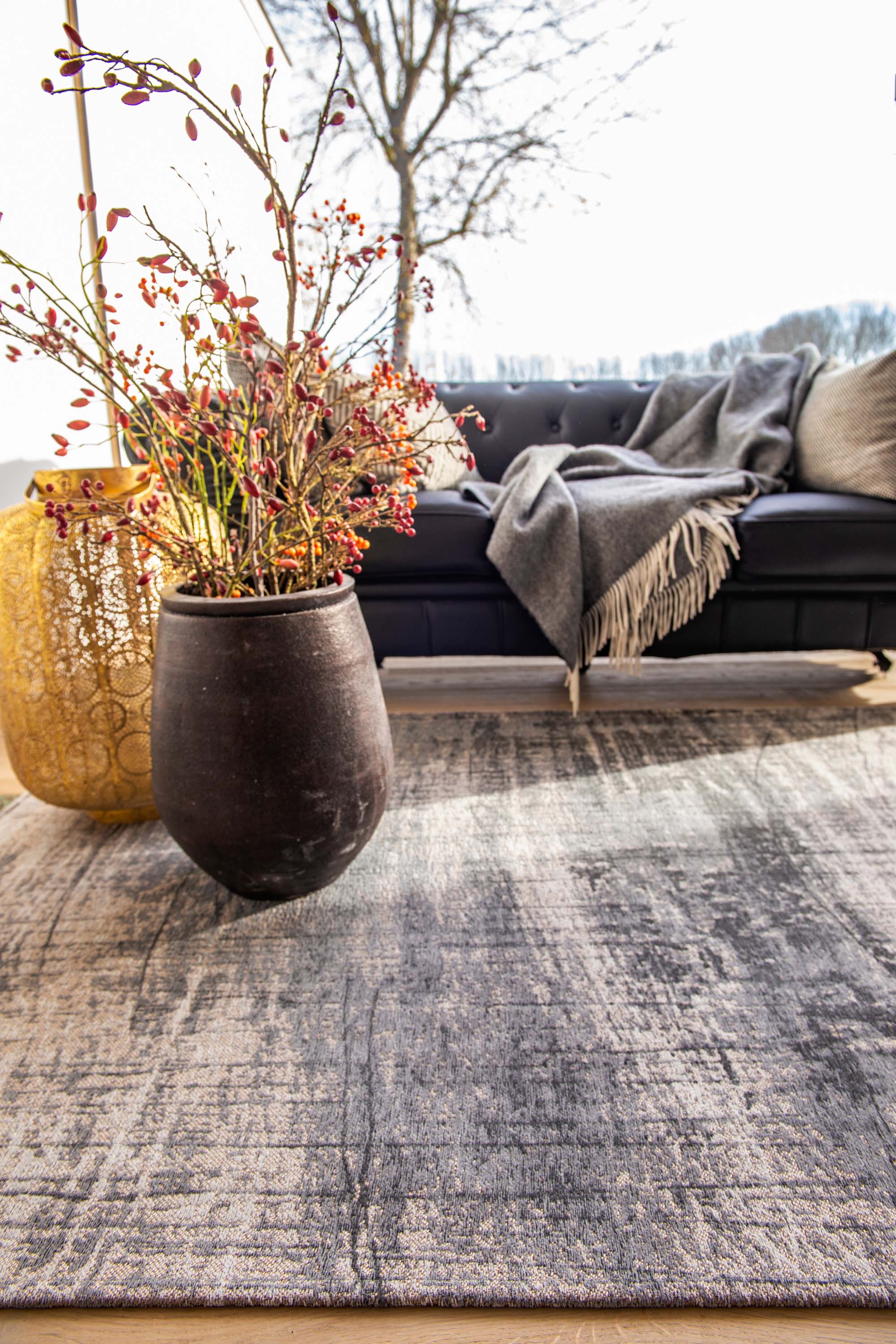 White flatweave rug with grey abstract pattern