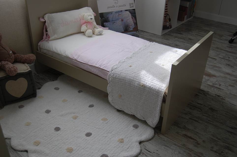 Rectangular white cotton rug with scalloped border and grey and white polka dot design