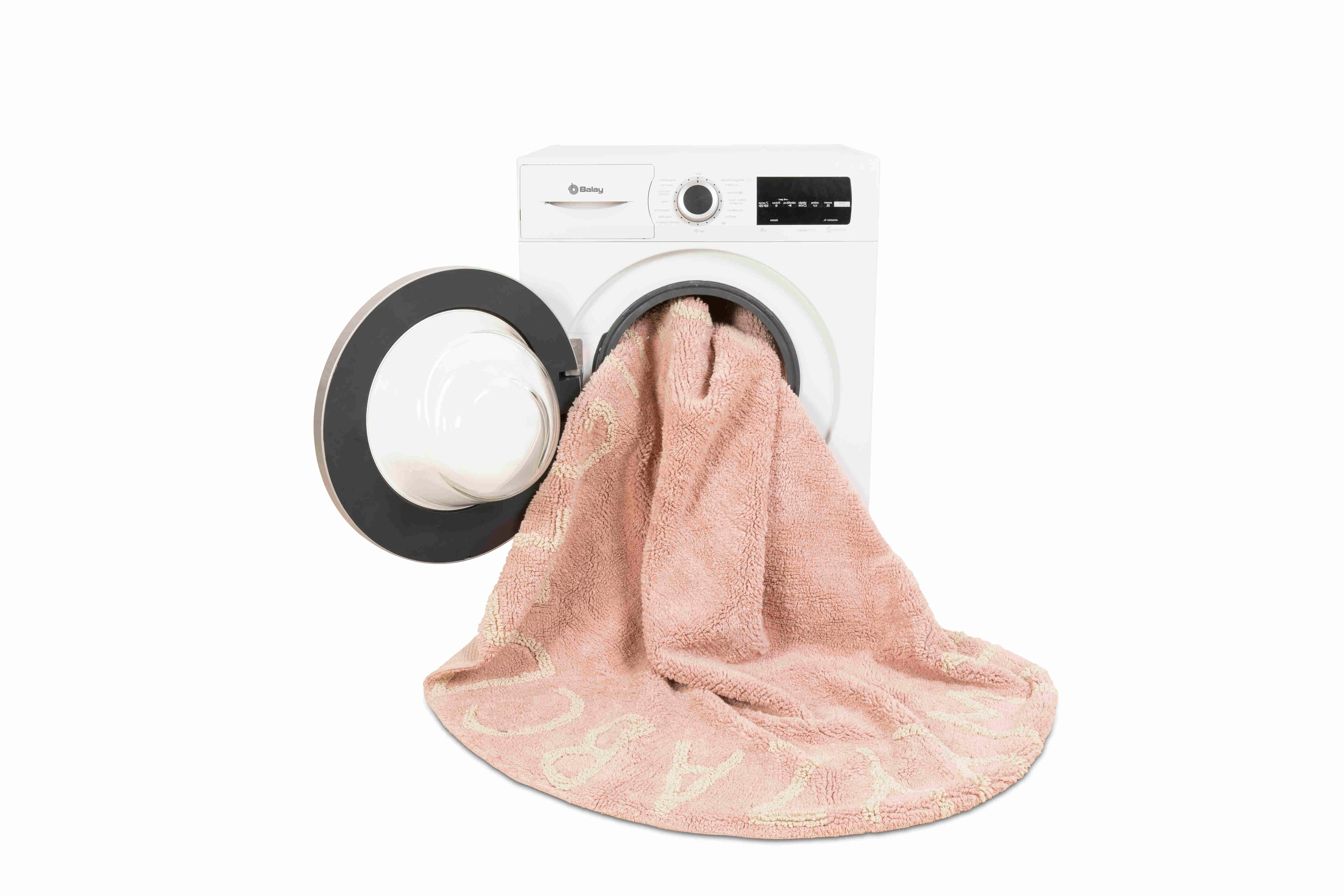 Circular pink cotton rug decorated with a natural beige alphabet border