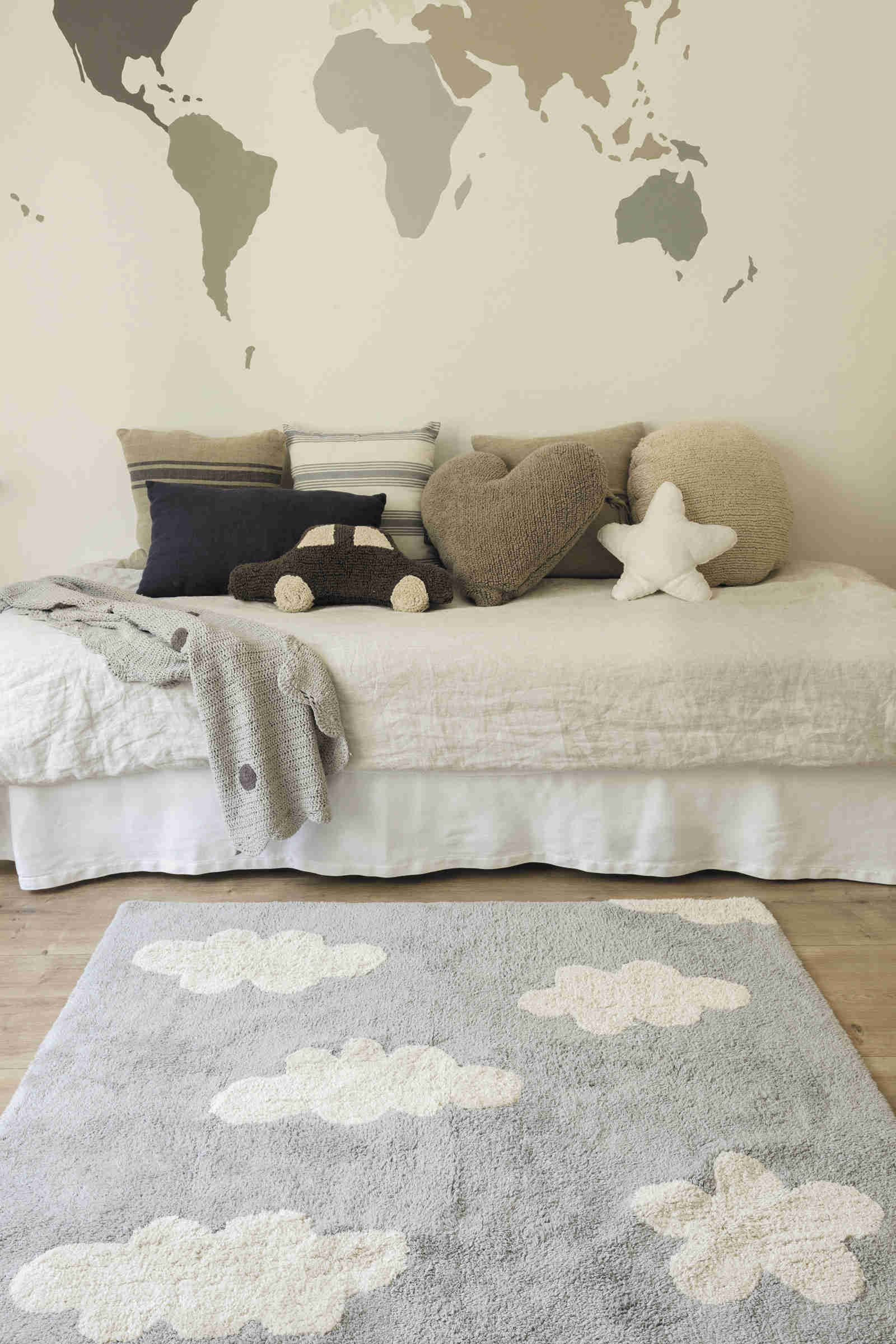 Rectangular grey cotton rug with white cloud design