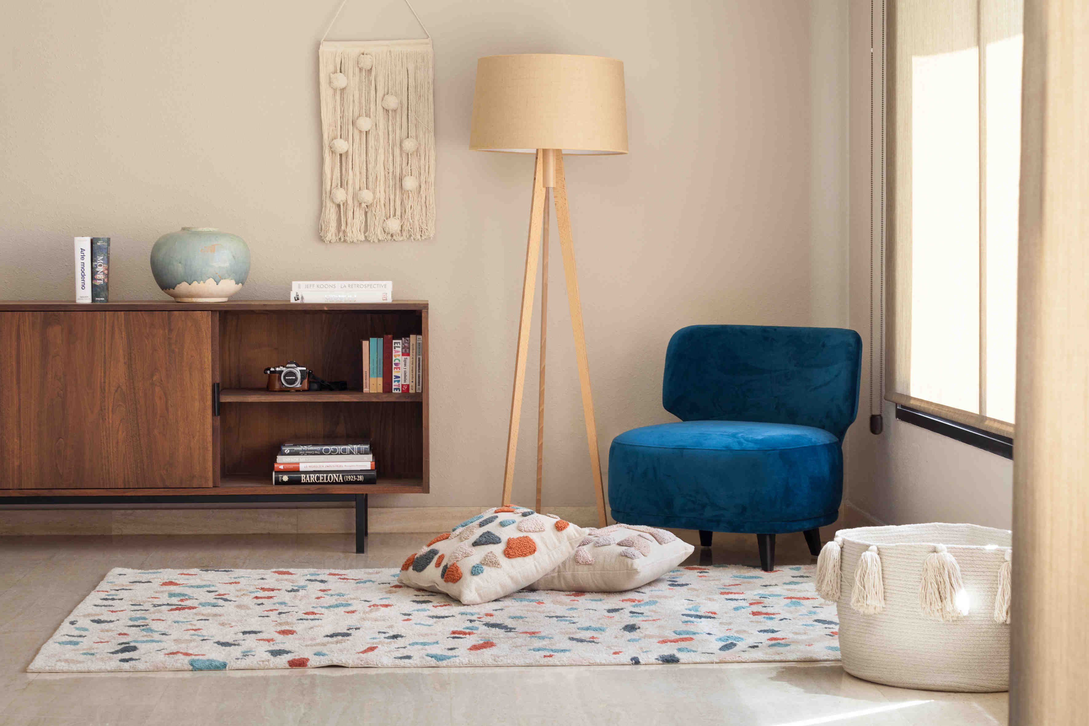 An ivory white abstract cotton rug decorated with flecks of beige