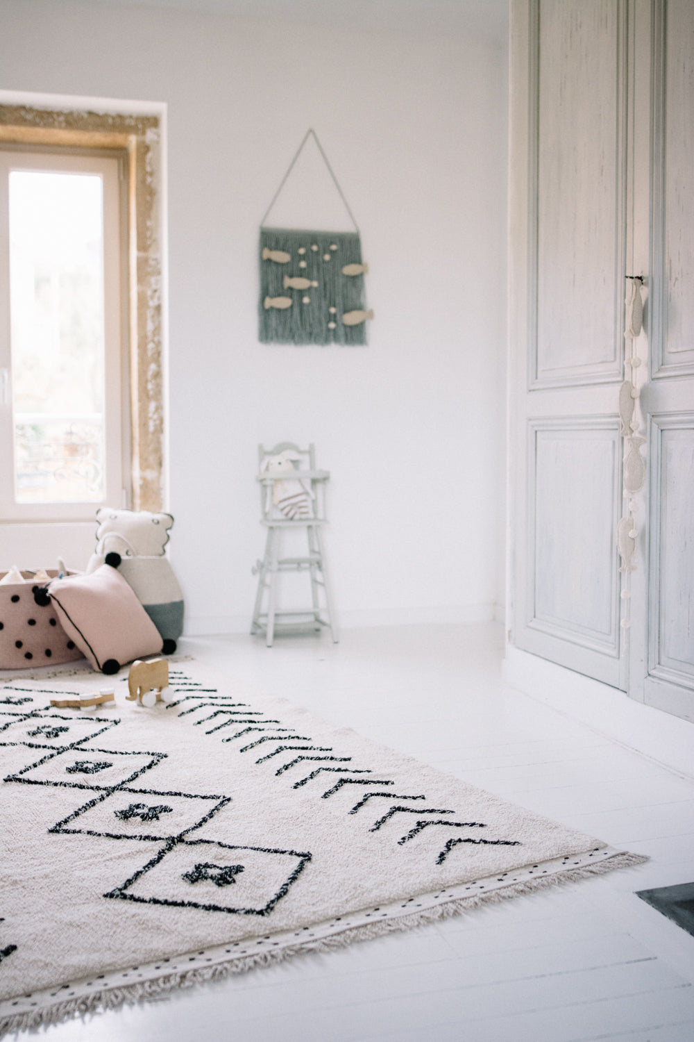 Rectangular beige cotton rug decorated with a black moroccan tribal designs