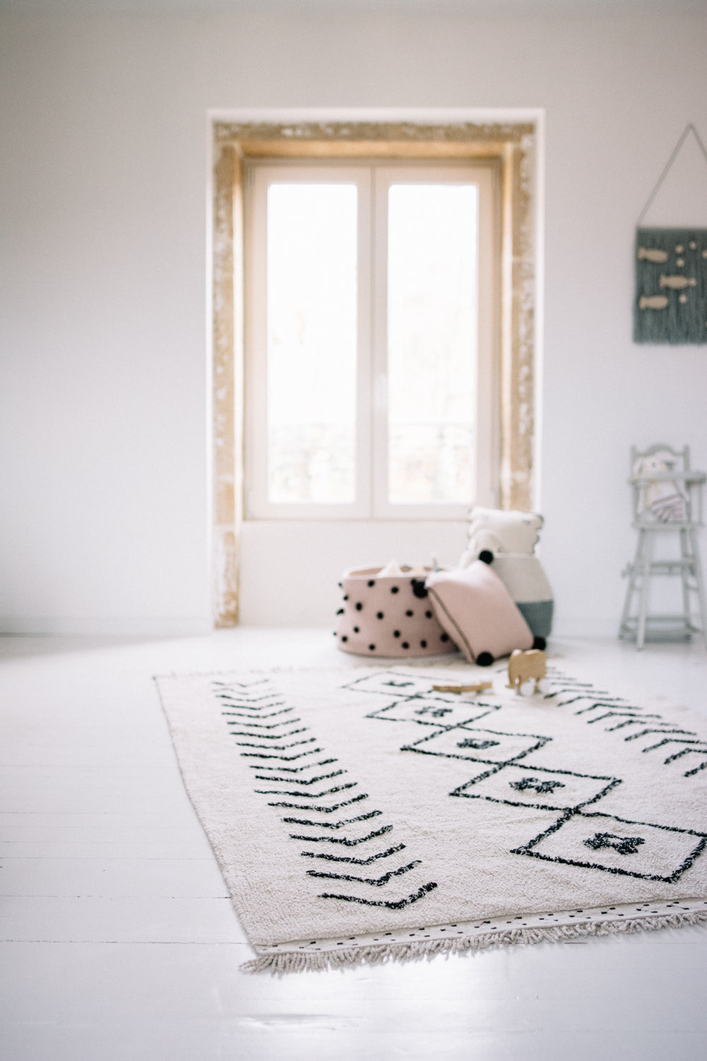 Rectangular beige cotton rug decorated with a black moroccan tribal designs