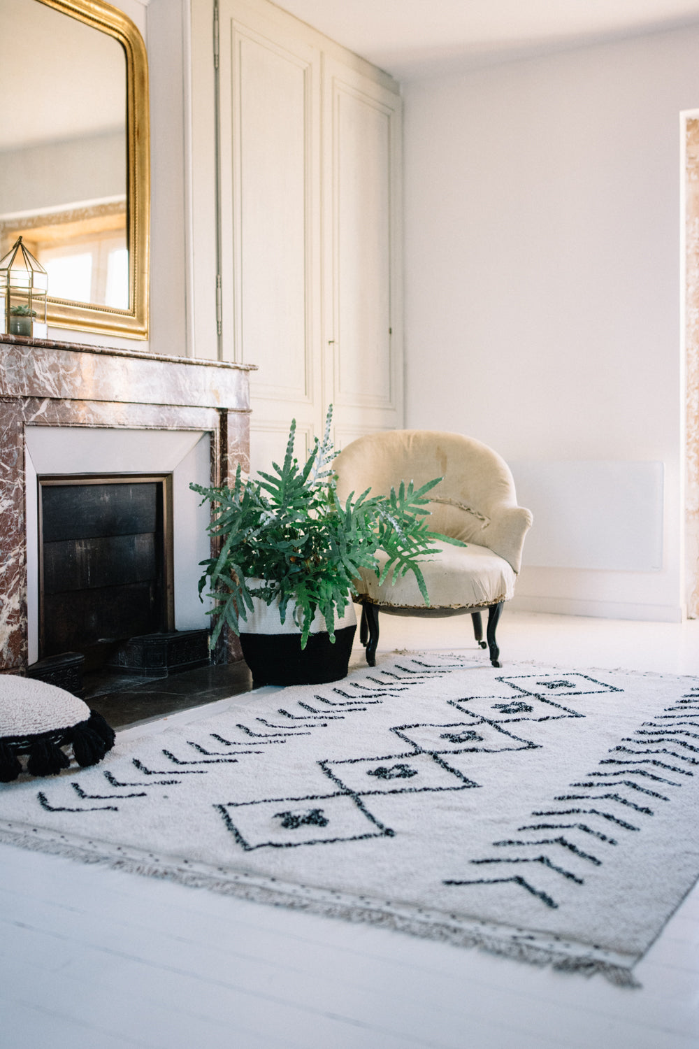 Rectangular beige cotton rug decorated with a black moroccan tribal designs