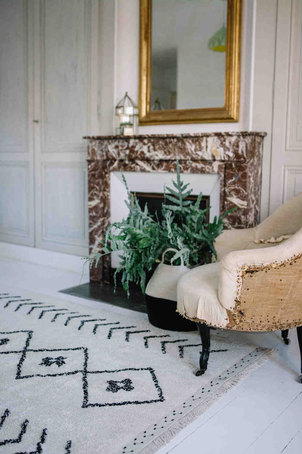 Rectangular beige cotton rug decorated with a black moroccan tribal designs