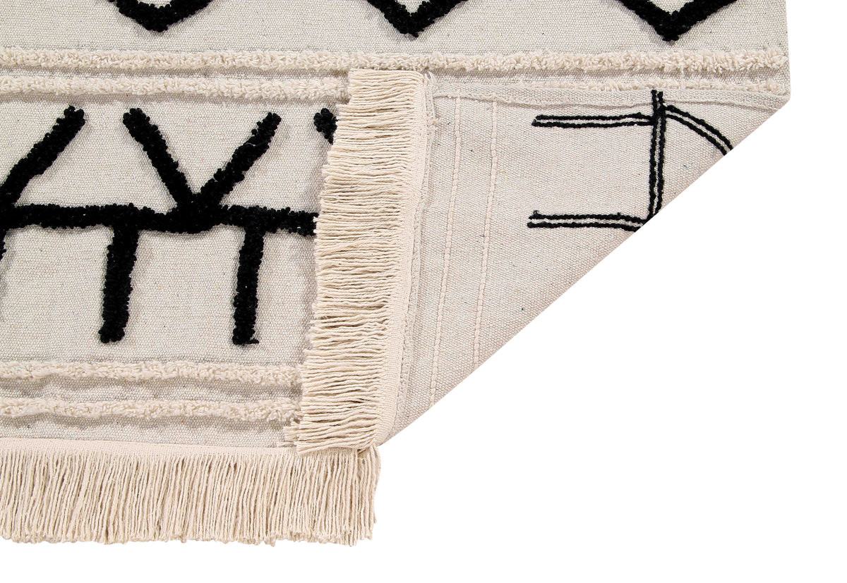 Rectangular beige cotton rug decorated with a black moroccan tribal design and a fringed border