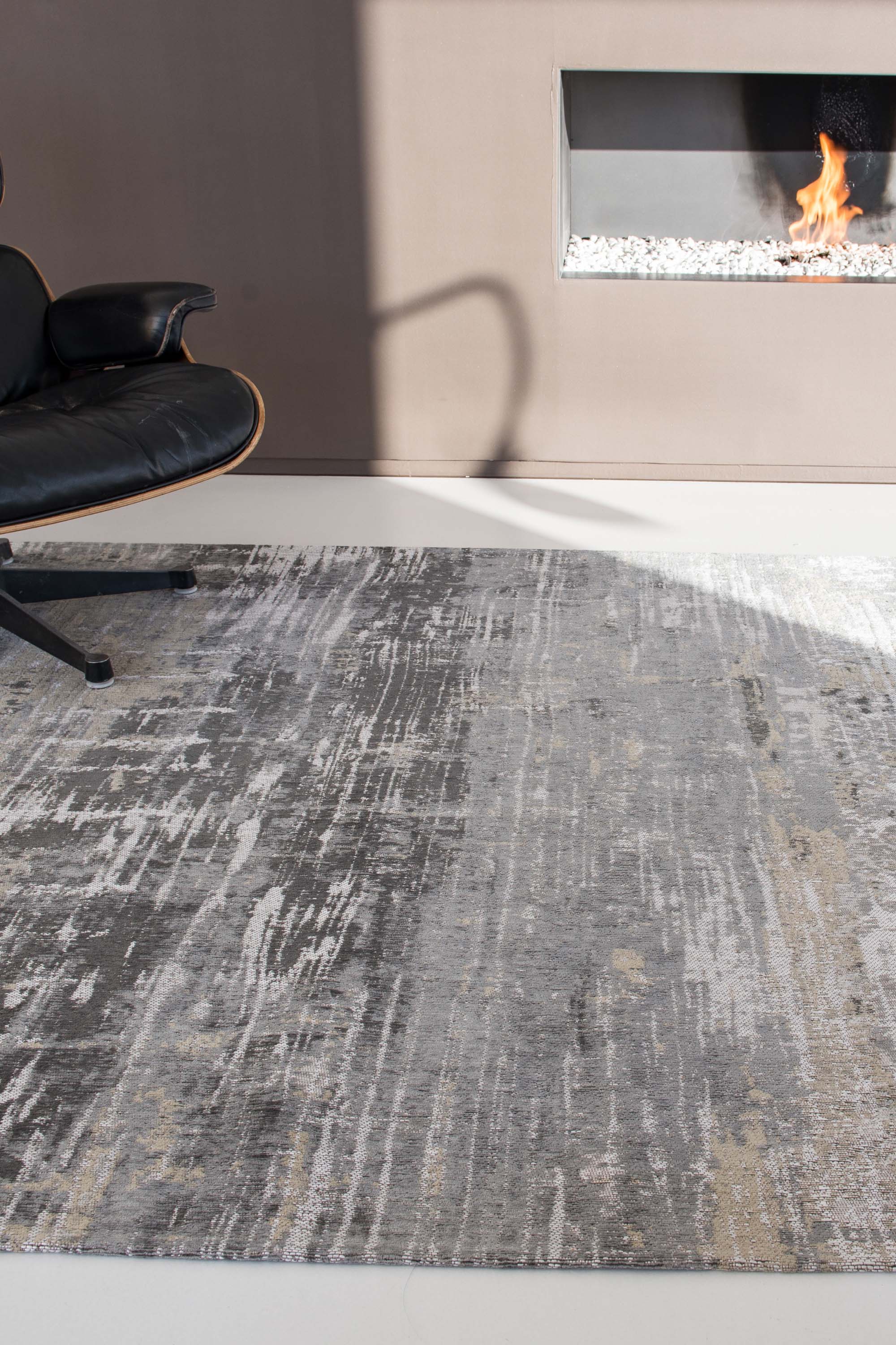 Flatweave rug with abstract stripe pattern in grey