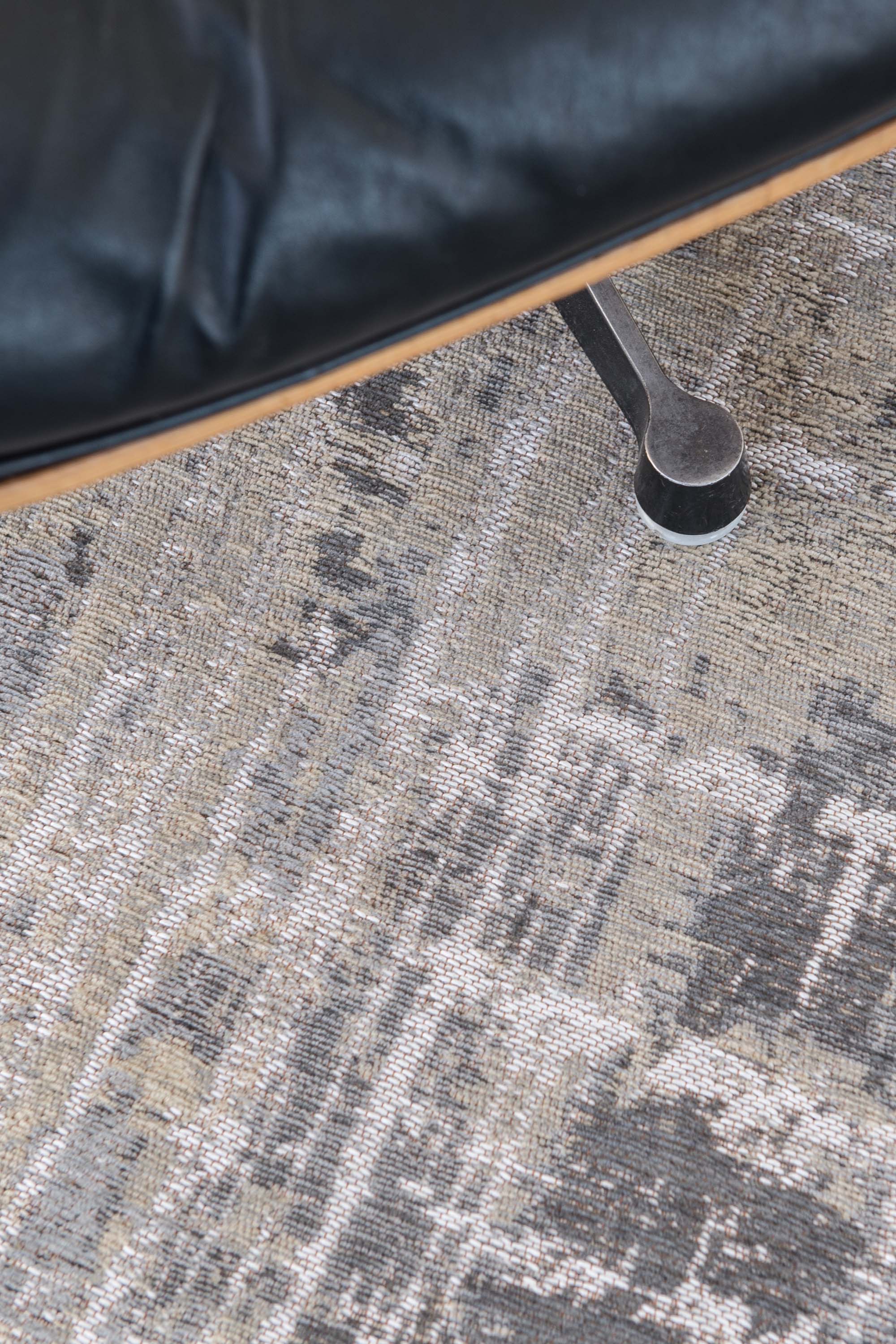 Flatweave rug with abstract stripe pattern in grey