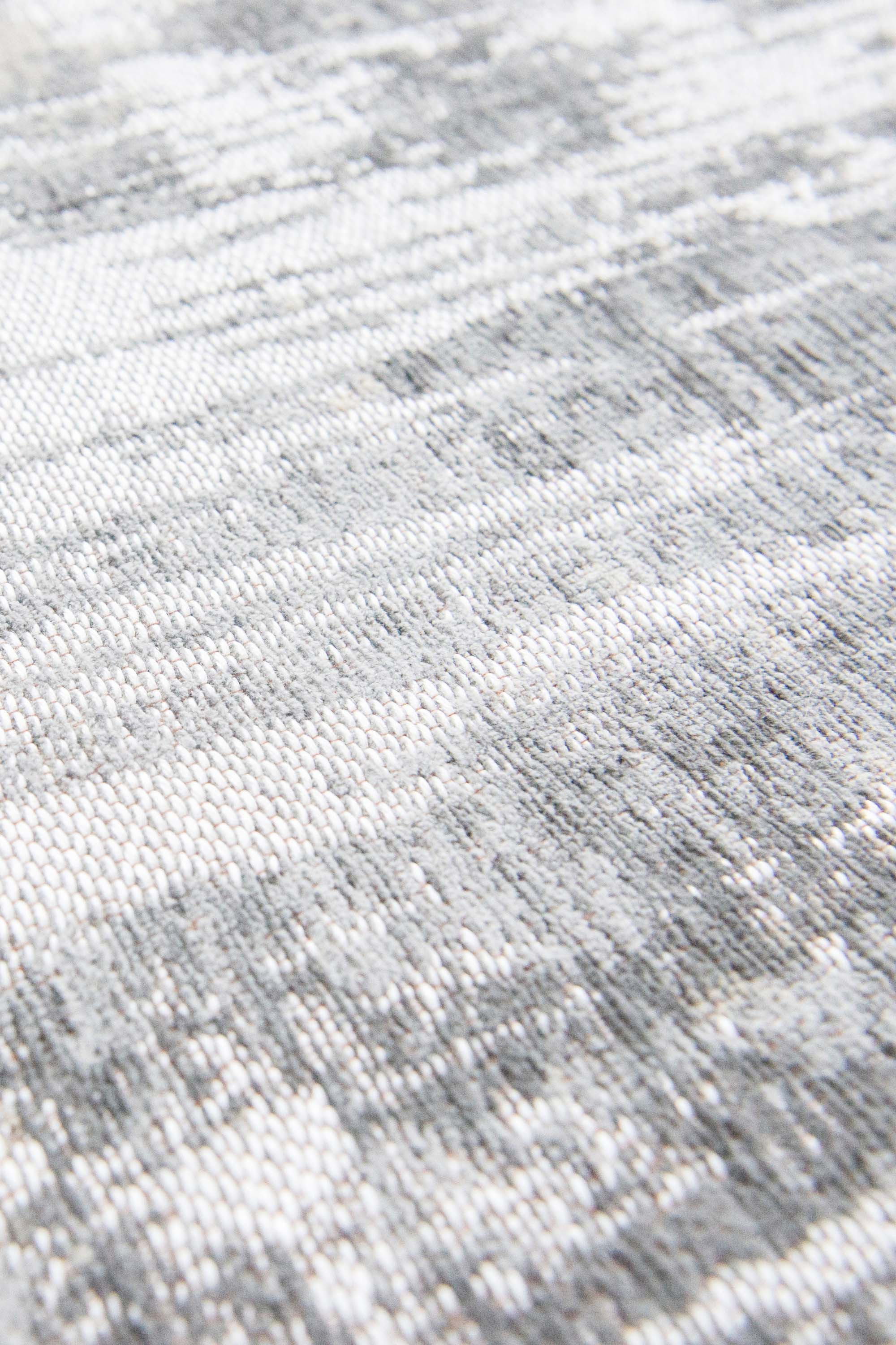 Flatweave rug with abstract stripe pattern in grey